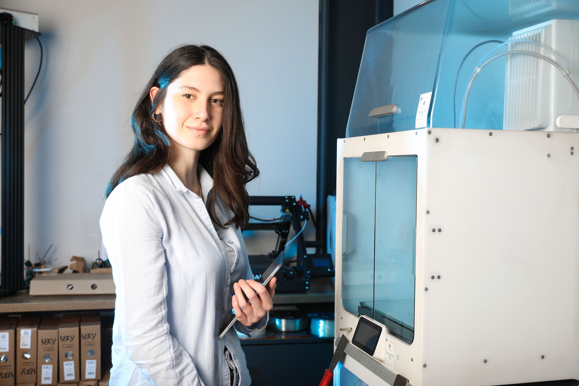 Engenheiro inspecionando peça impressa em 3D com precisão