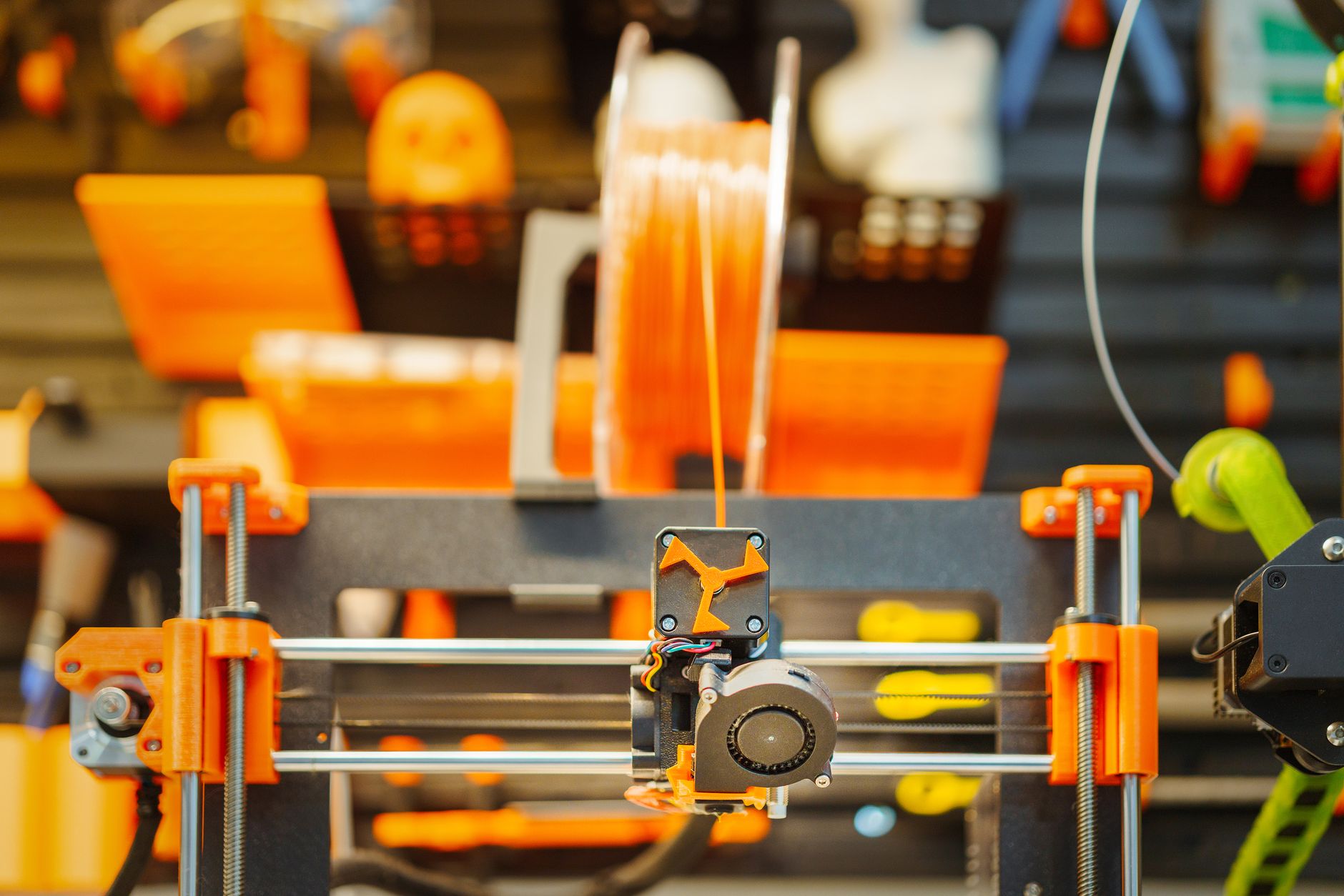 Linha de produção industrial com impressoras 3D em operação