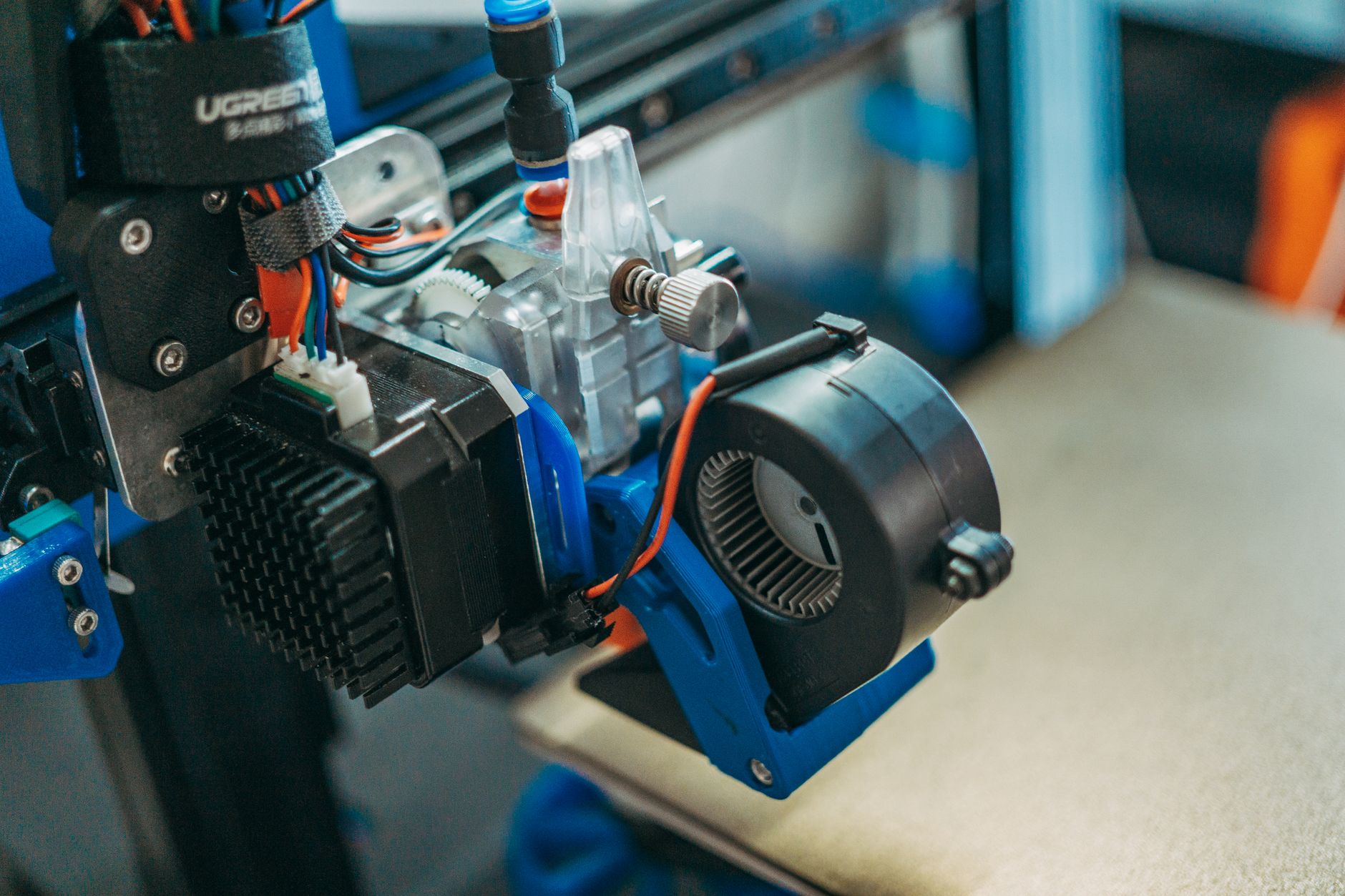 Técnico operando impressora 3D industrial em Aracaju