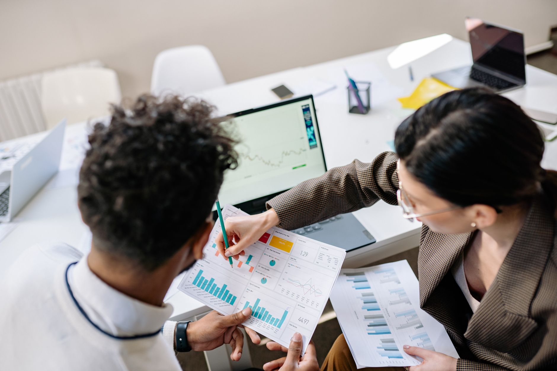 Painel de IA analisando dados financeiros corporativos