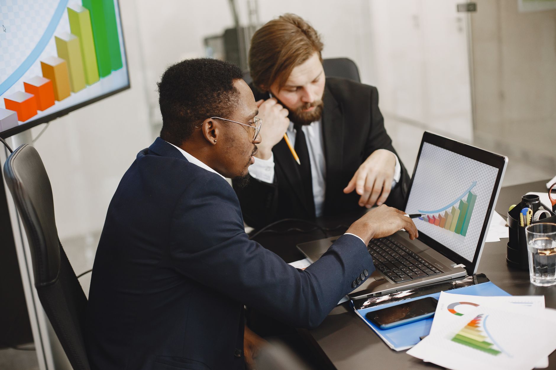 Reunião de negócios com equipe analisando dados