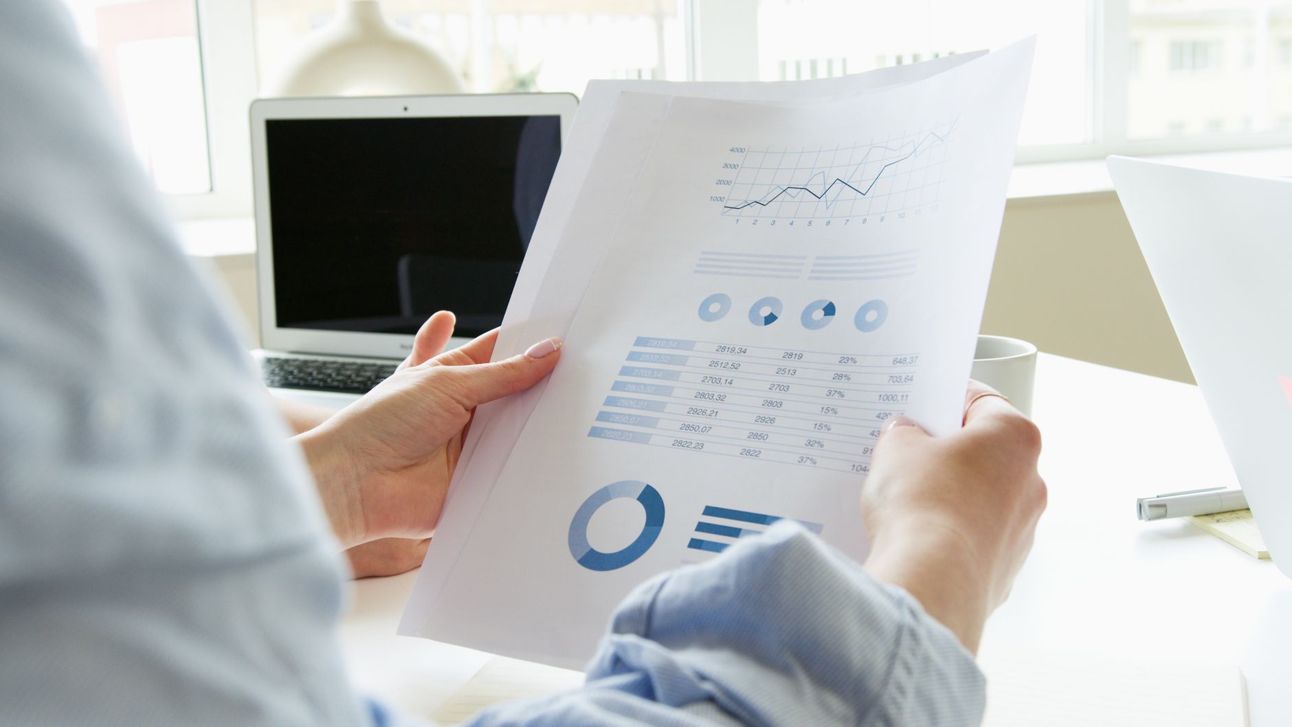 IA analisando fluxo de dados corporativos