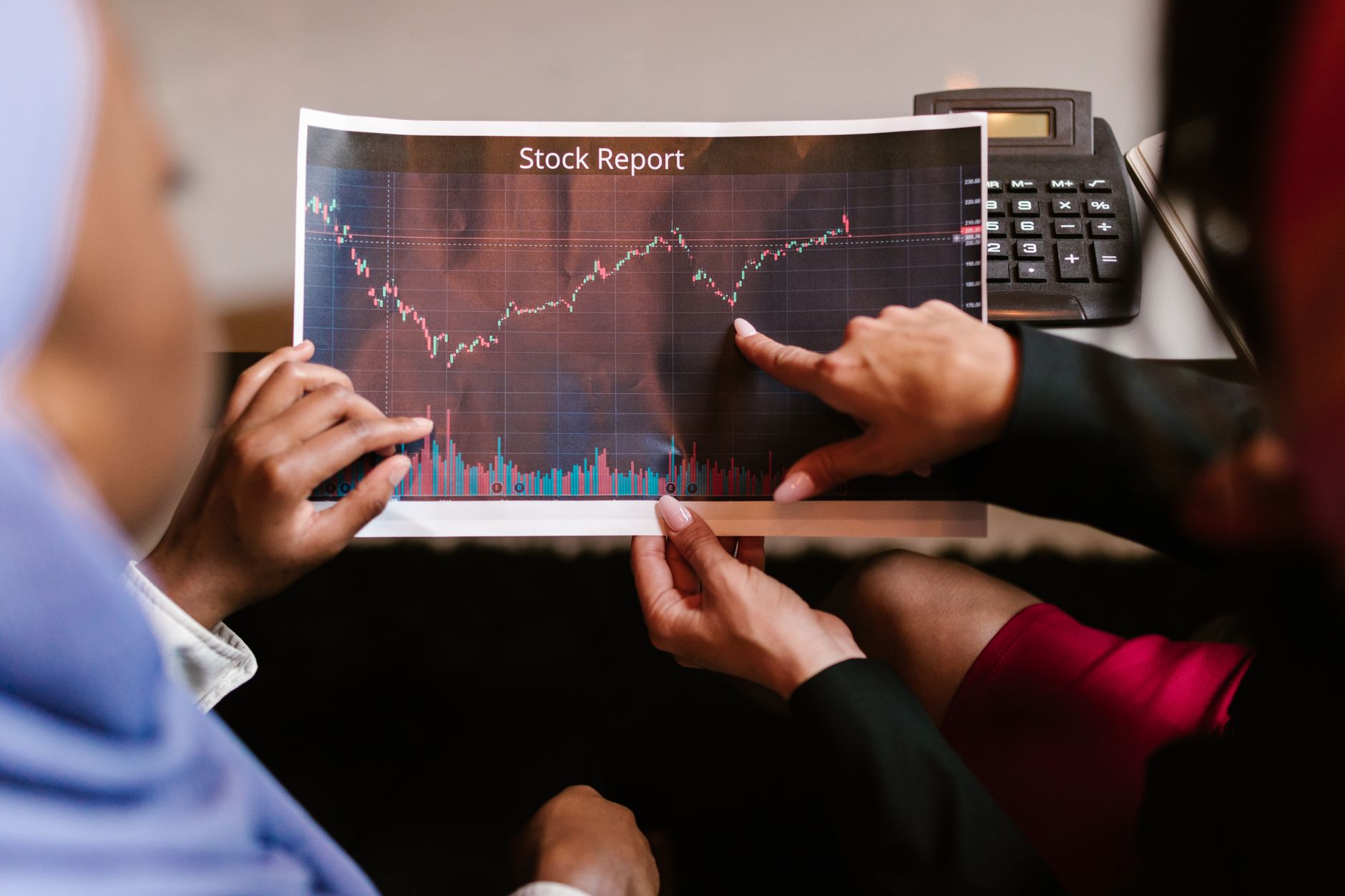 Equipe corporativa analisando dashboard de dados operacionais