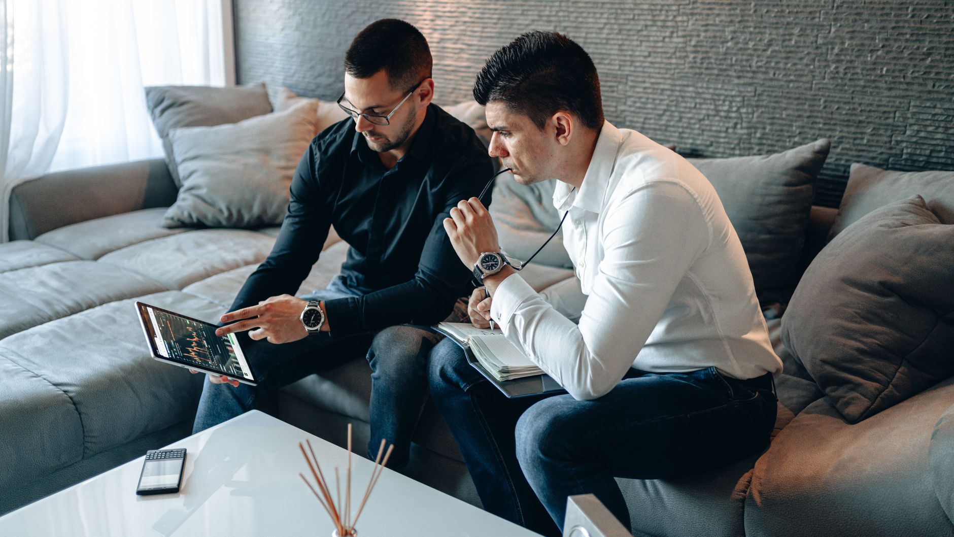 Equipe empresarial analisando dados em computador