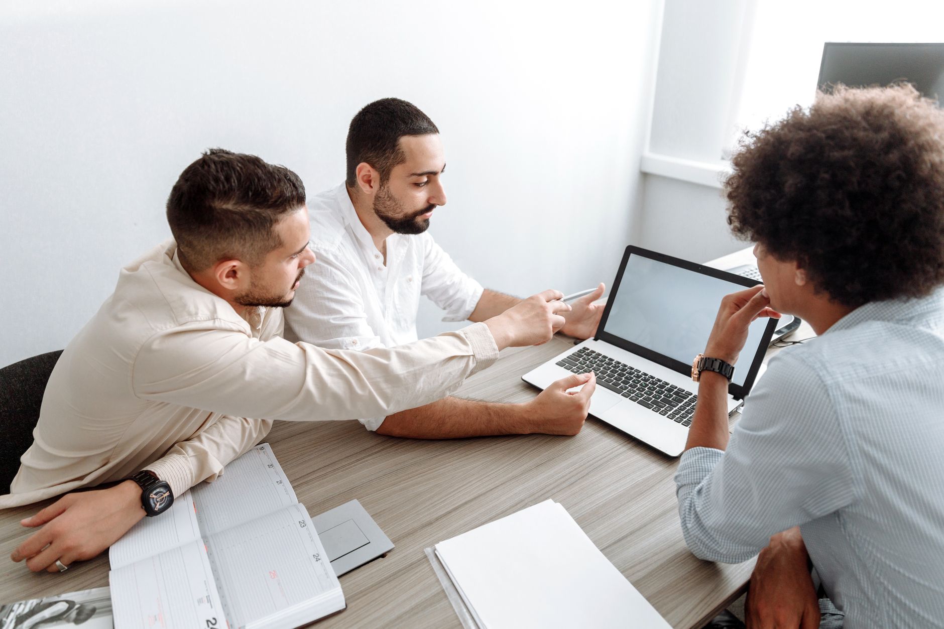 Reunião de negócios familiares analisando dados em dashboard