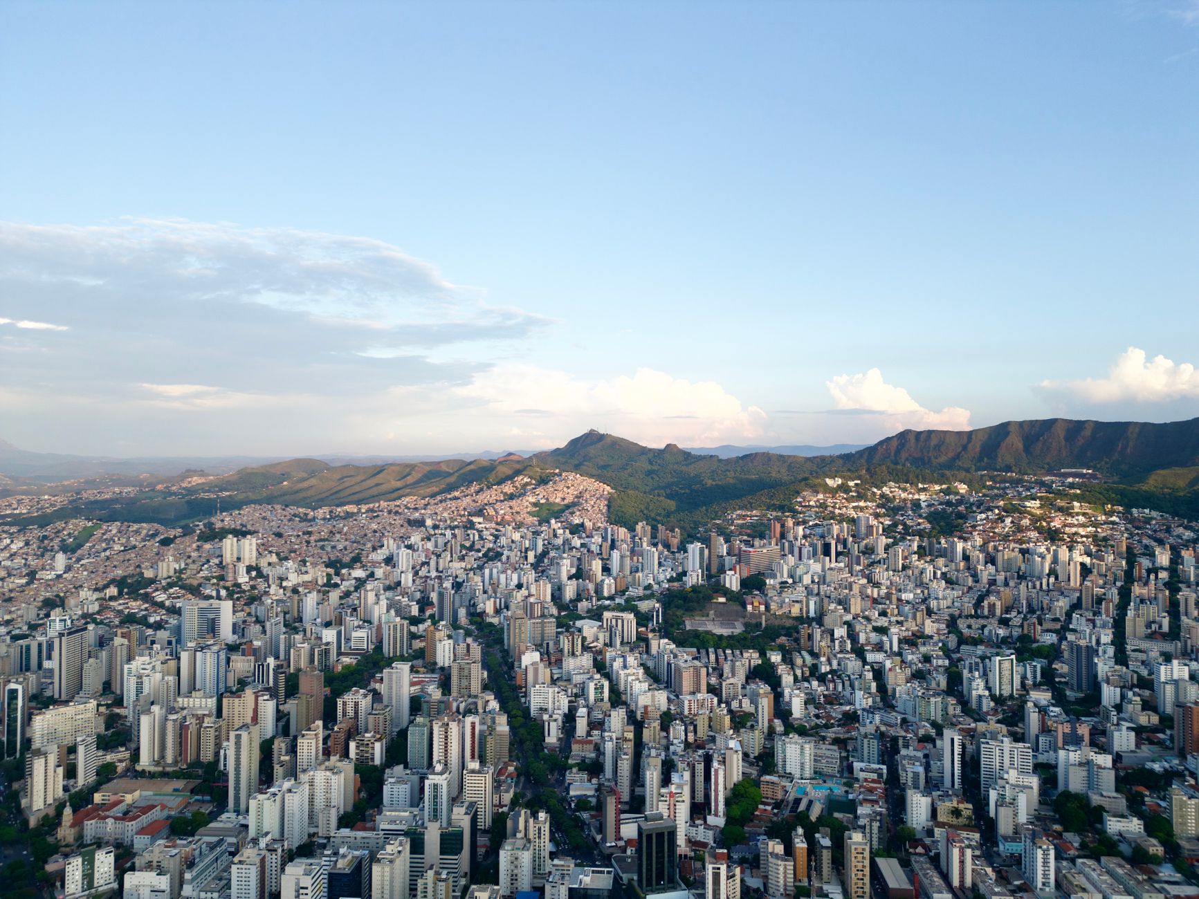 Executivos analisando dados estratégicos em reunião corporativa