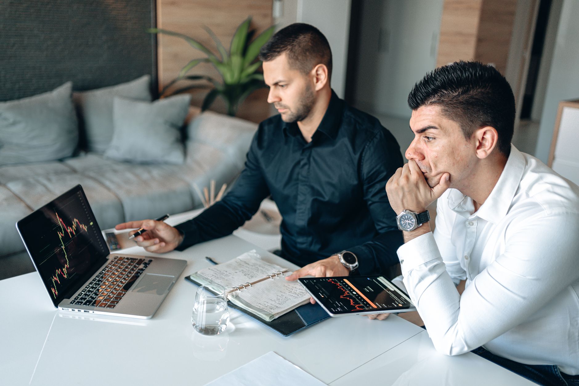 Equipe analisando dados estratégicos