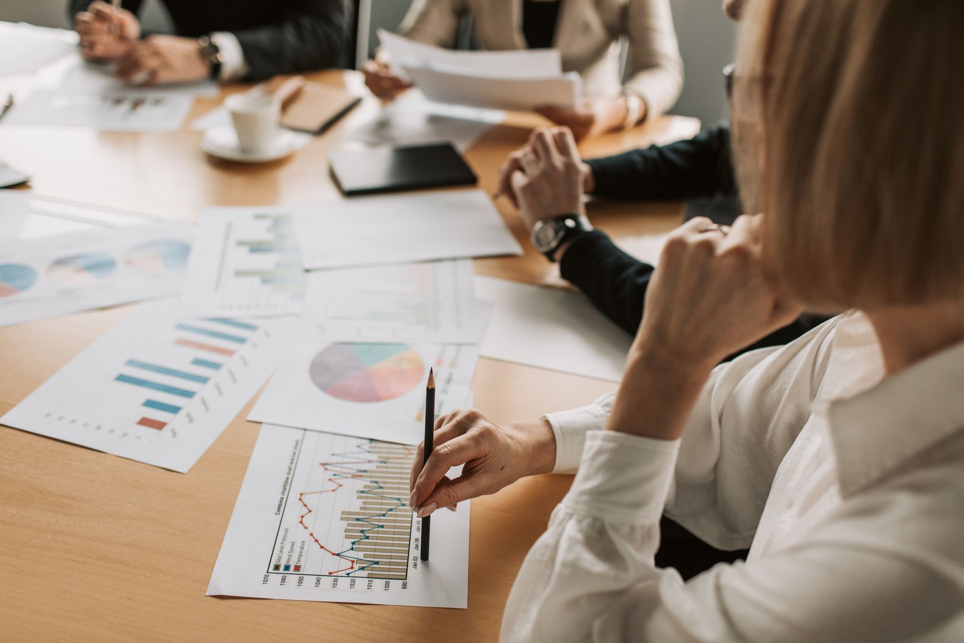 Reunião executiva analisando dados de IA corporativa
