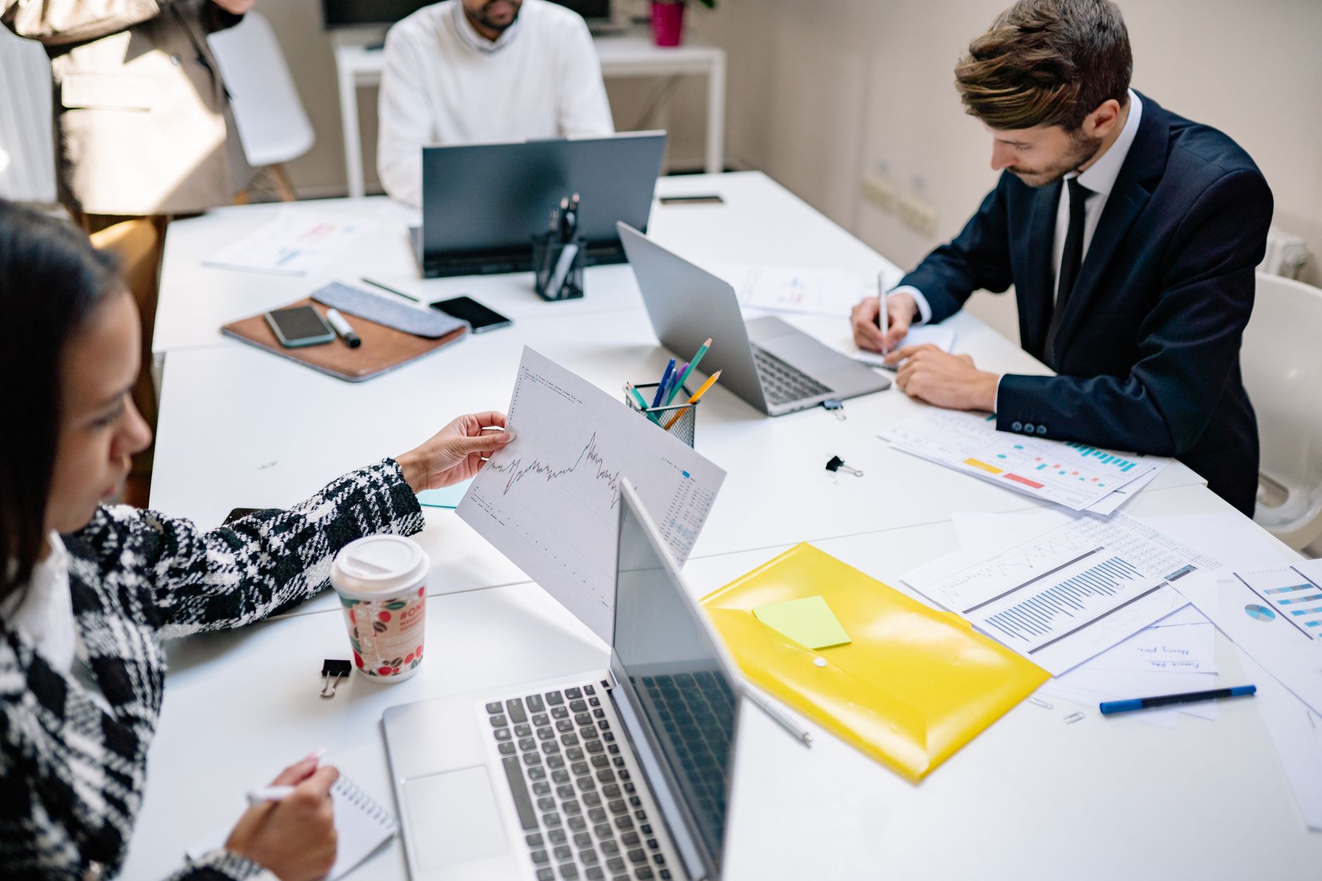 Equipe analisando dados de IA em reunião estratégica