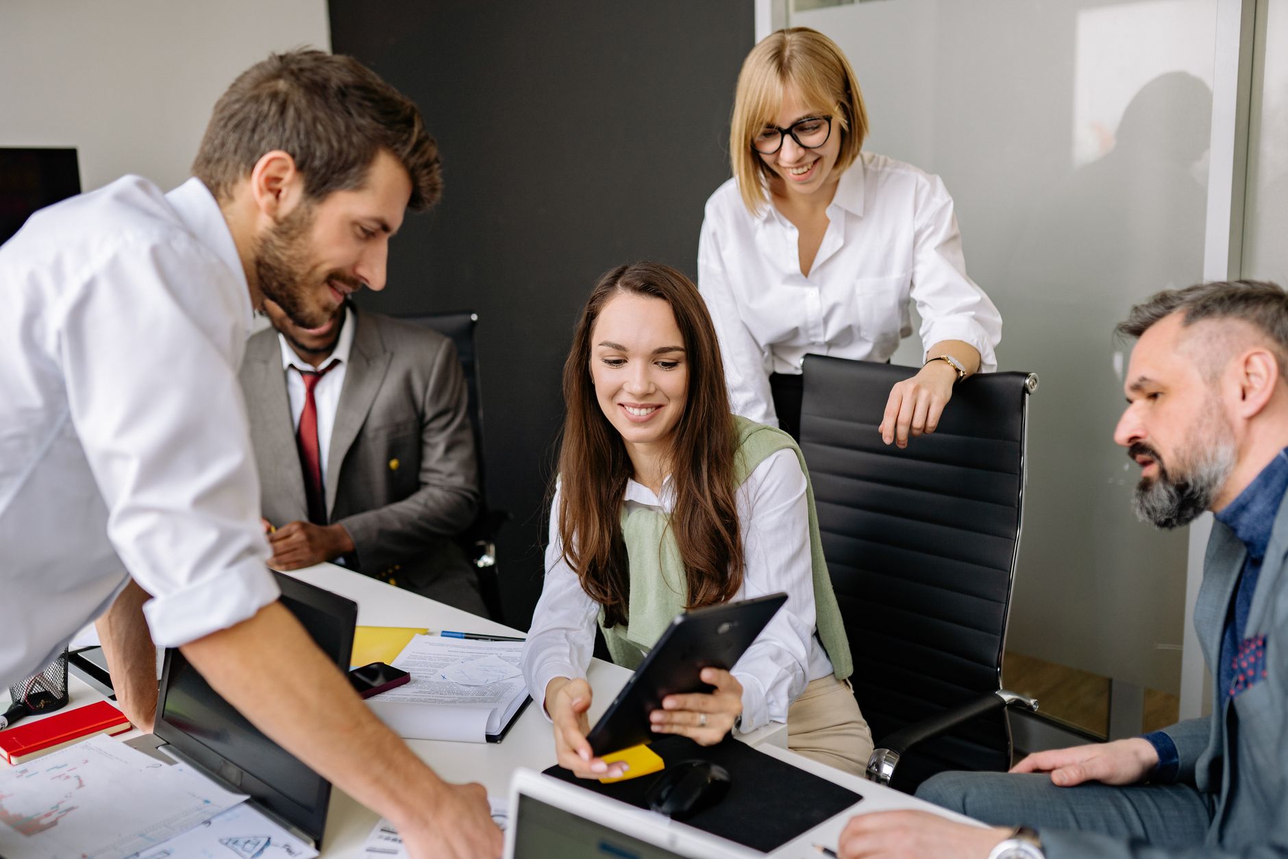 Equipe de negócios analisando dados corporativos