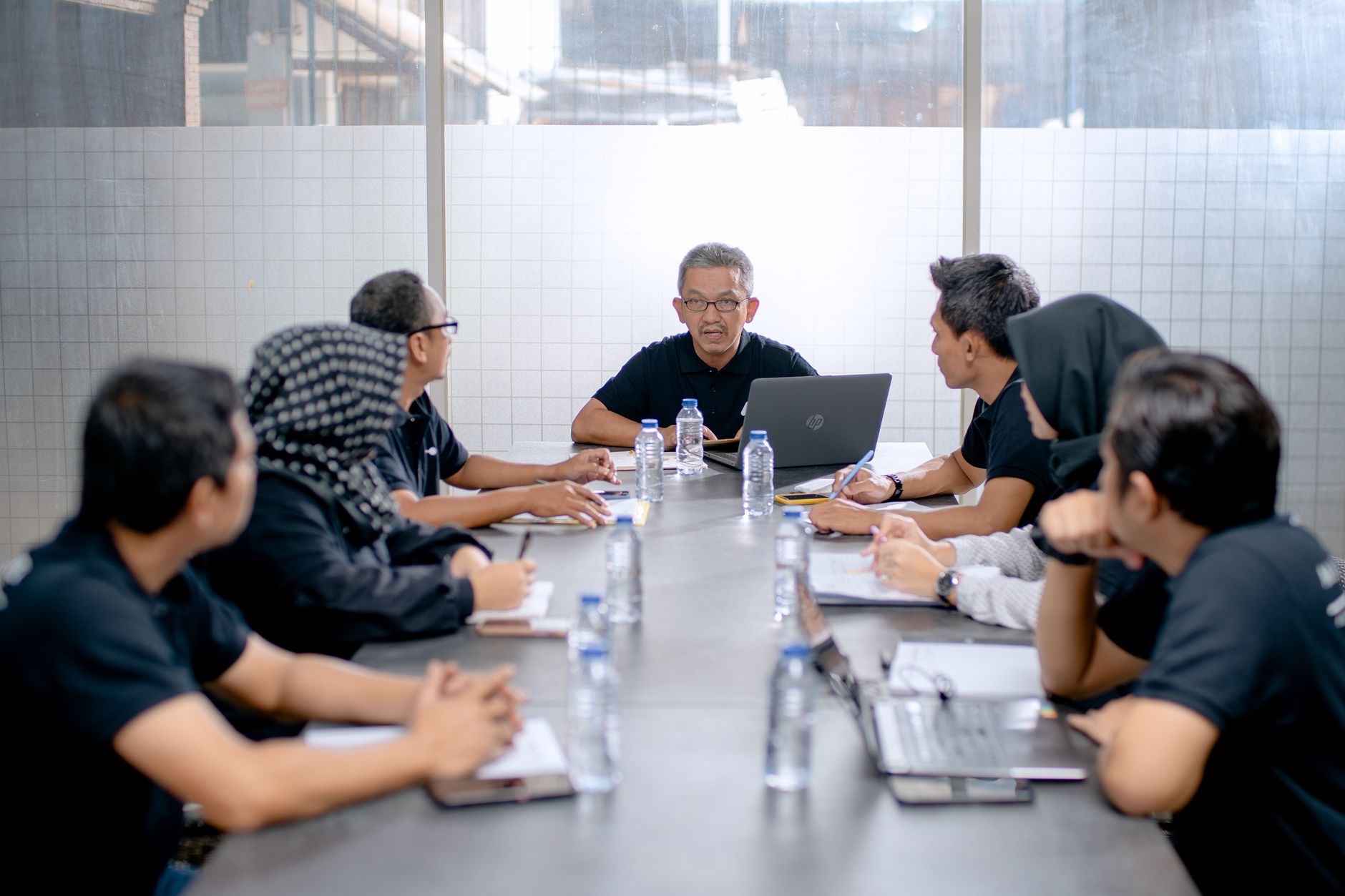 Equipe de negócios em reunião de estratégia com painéis analíticos