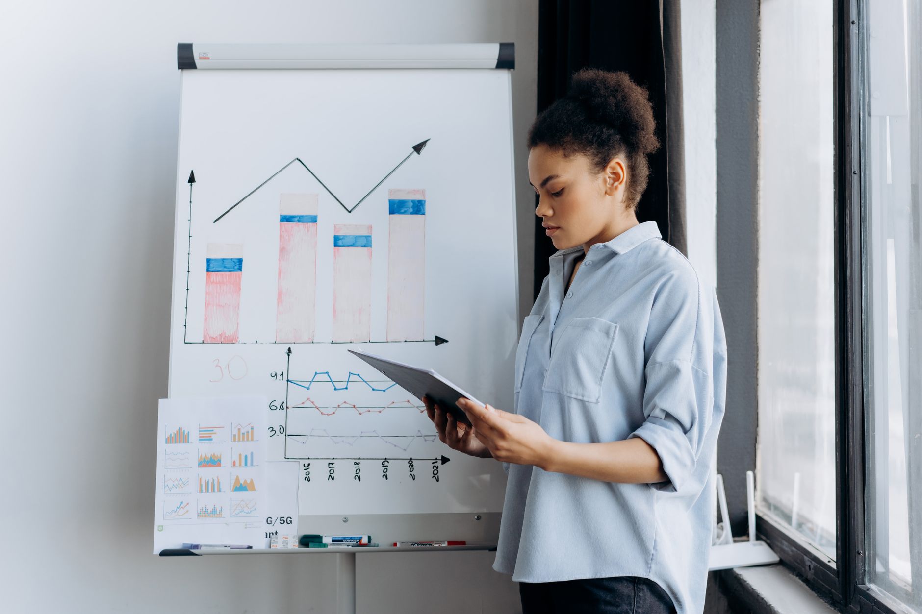Executivo analisando dashboard de dados empresariais