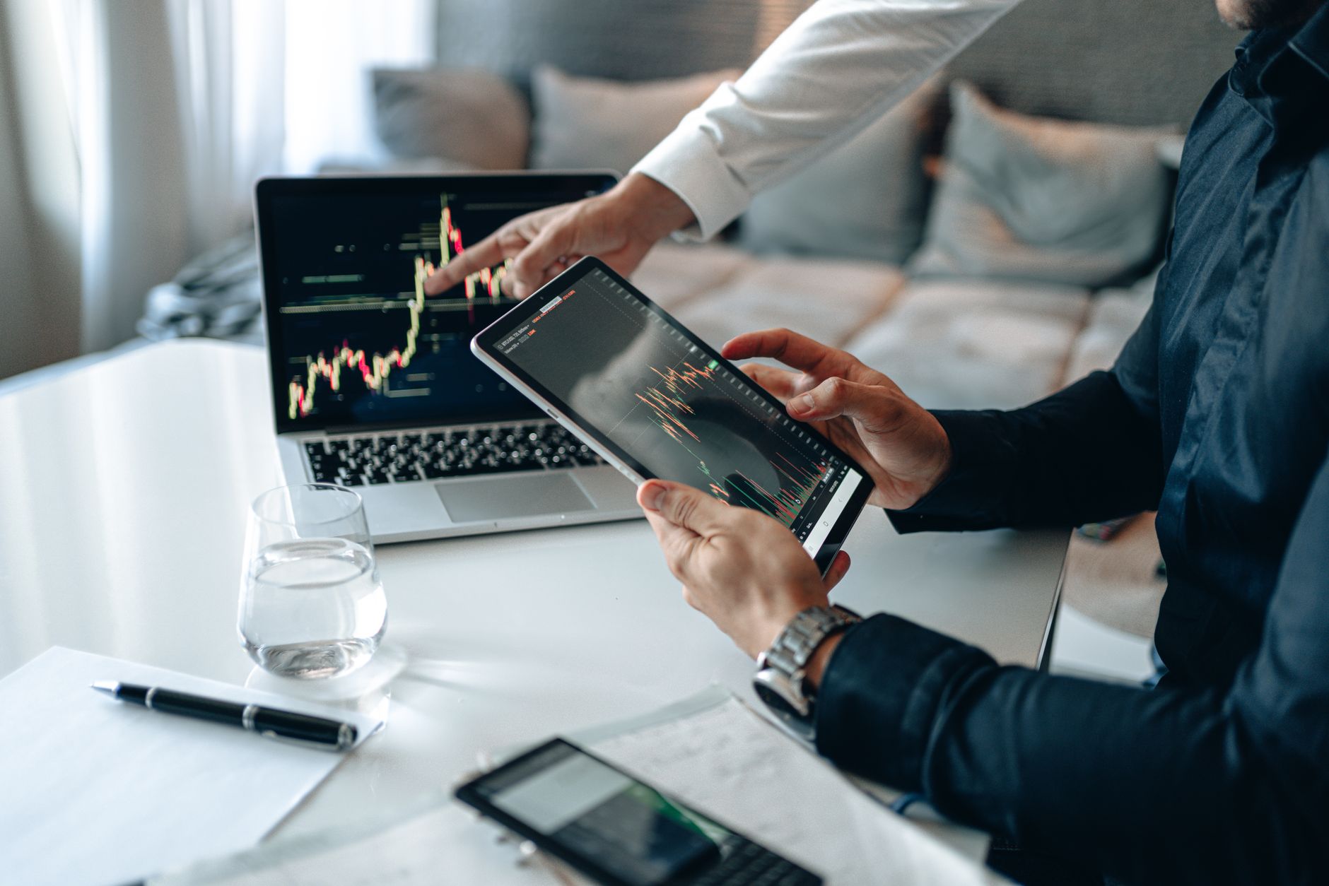 Equipe corporativa analisando dashboard de IA