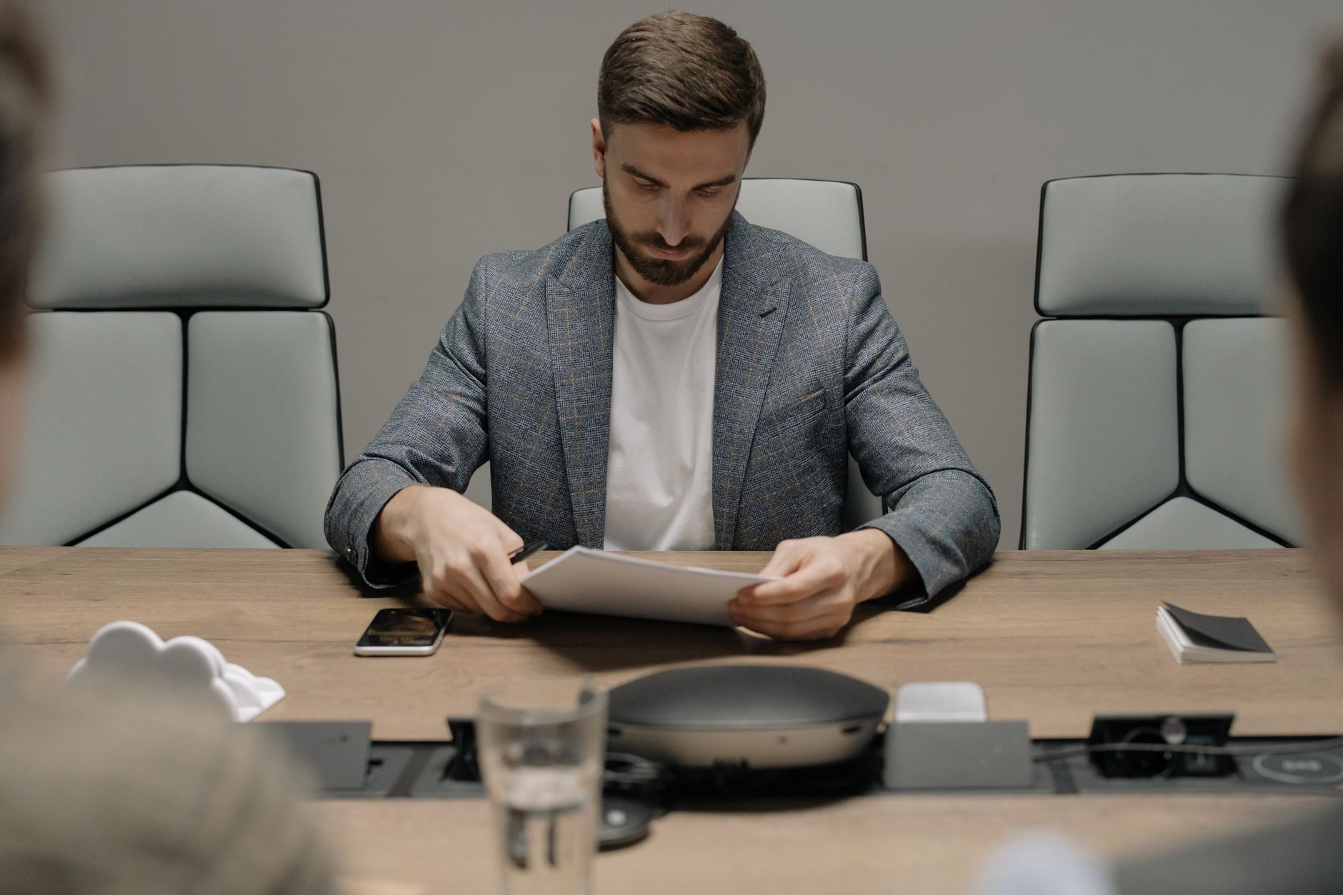 Consultores de IA analisando dados em reunião corporativa