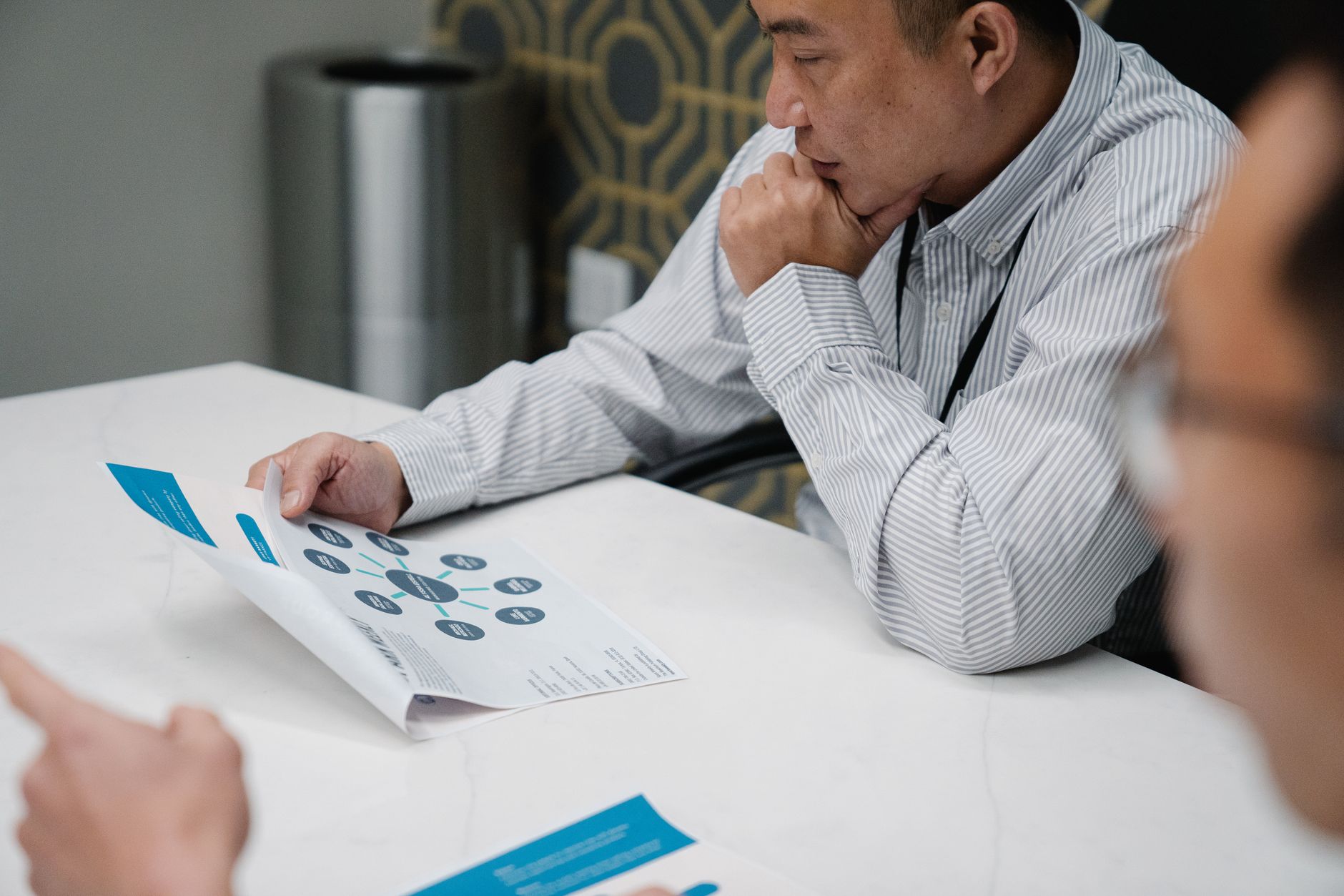 Executivo analisando dashboard de dados empresariais com IA