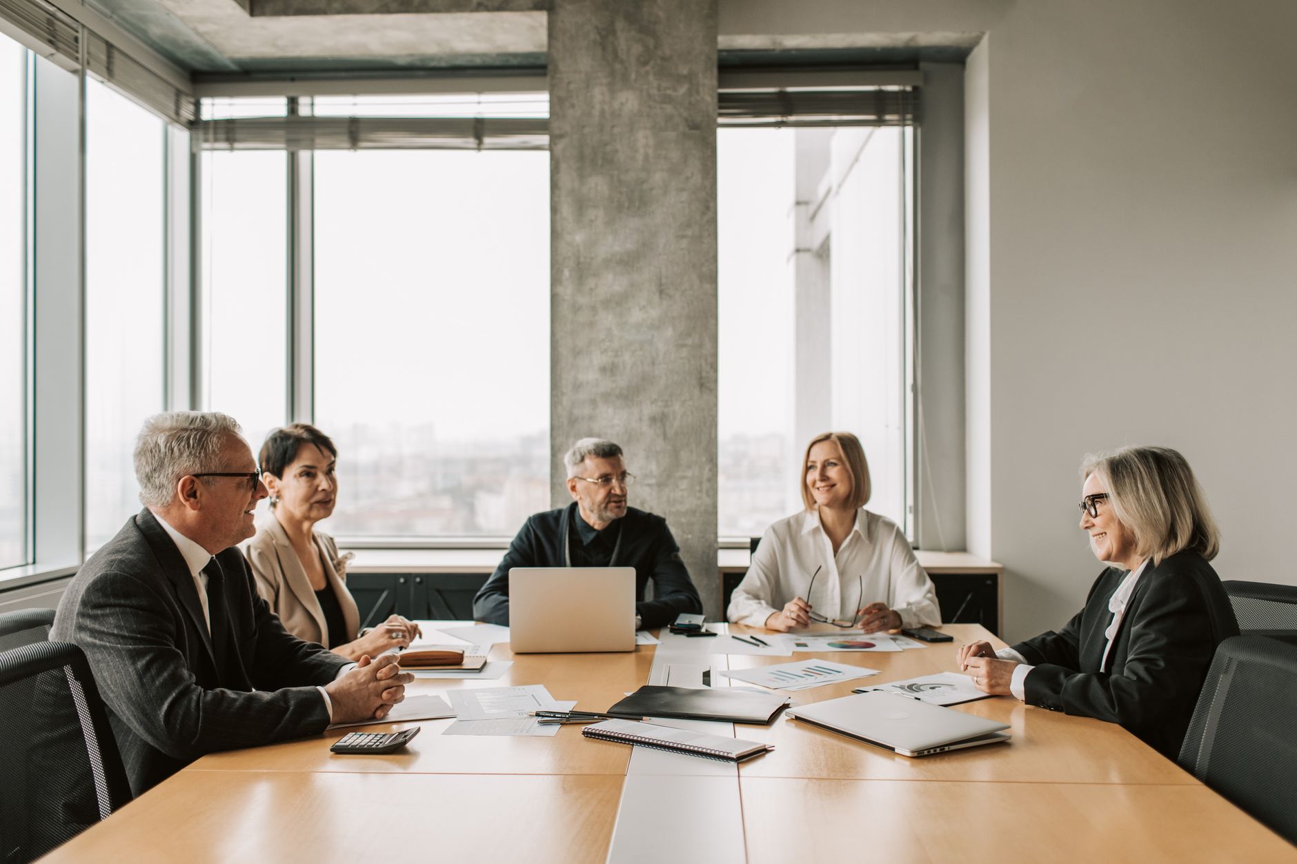 Executivos analisando dados de IA em Vitória ES