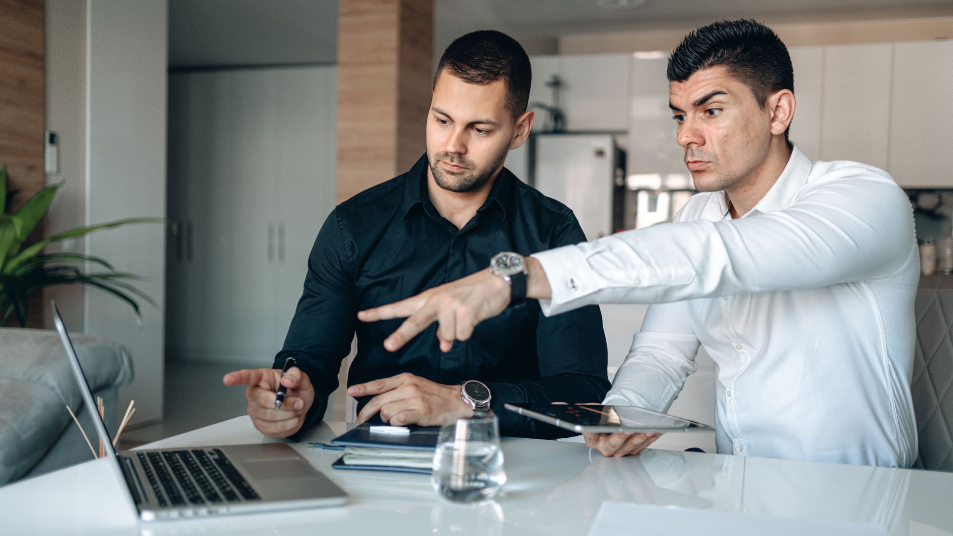 Equipe analisando dashboard de IA em Vitória