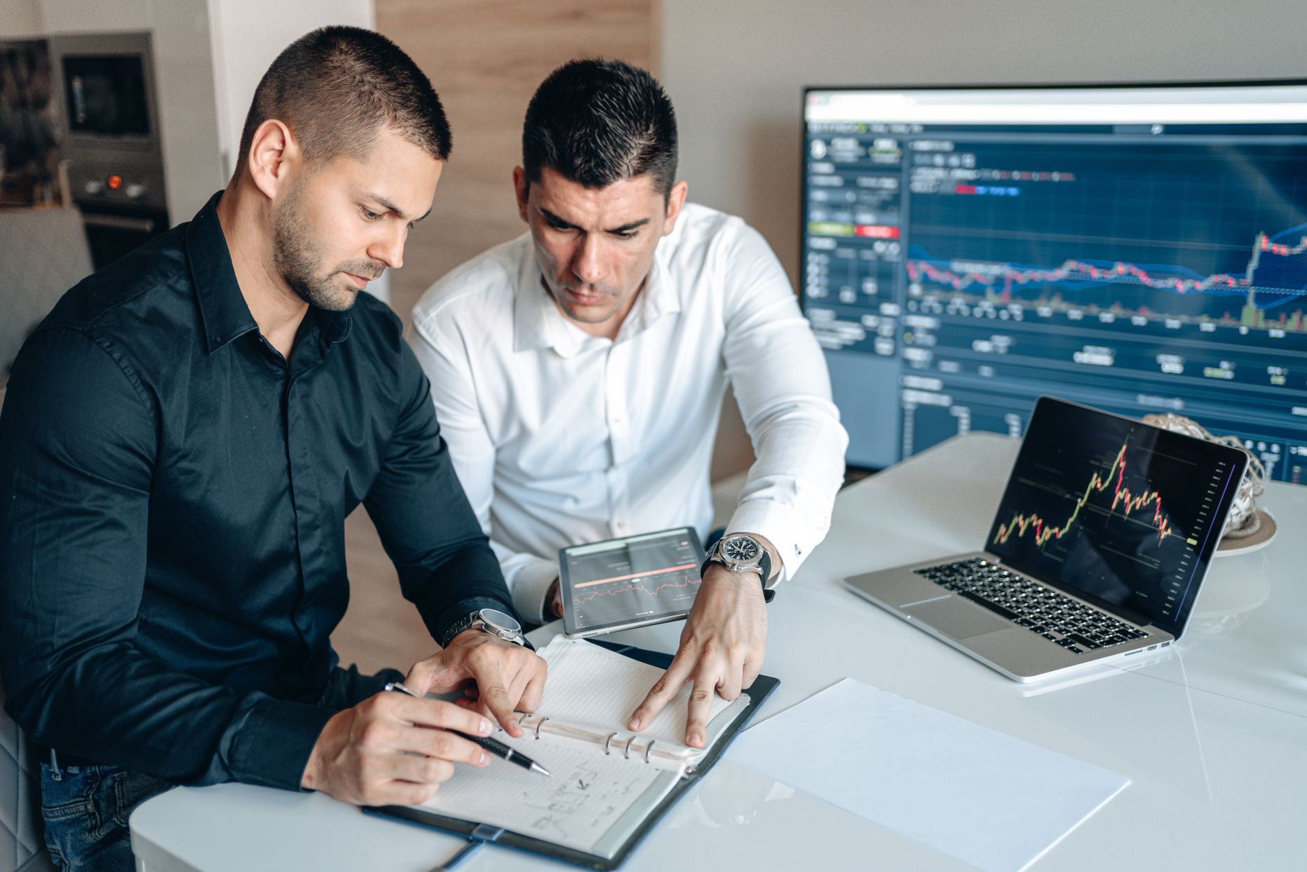 Equipe analisando dados financeiros em uma empresa