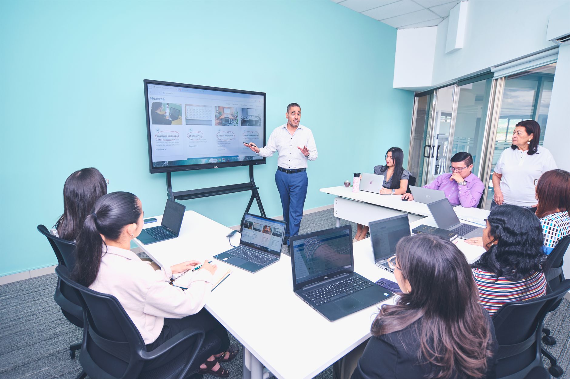 Executivos analisando dados estratégicos em sala de reuniões