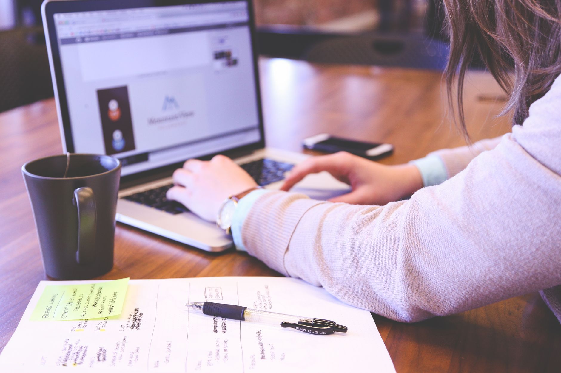 Proprietário de empresa analisando painel de métricas de geração de leads em laptop