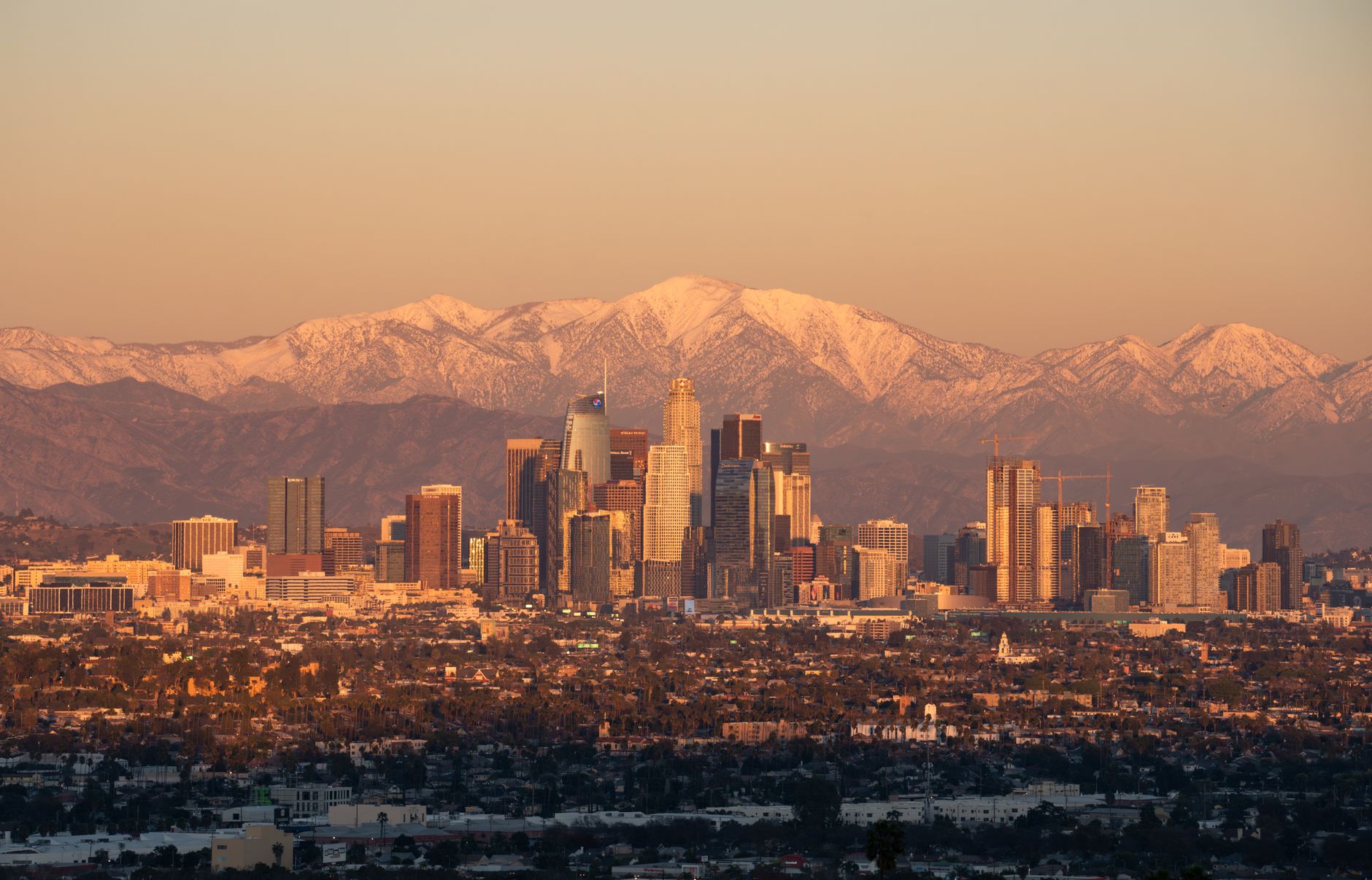 Profissionais de negócios em reunião com o horizonte de Los Angeles