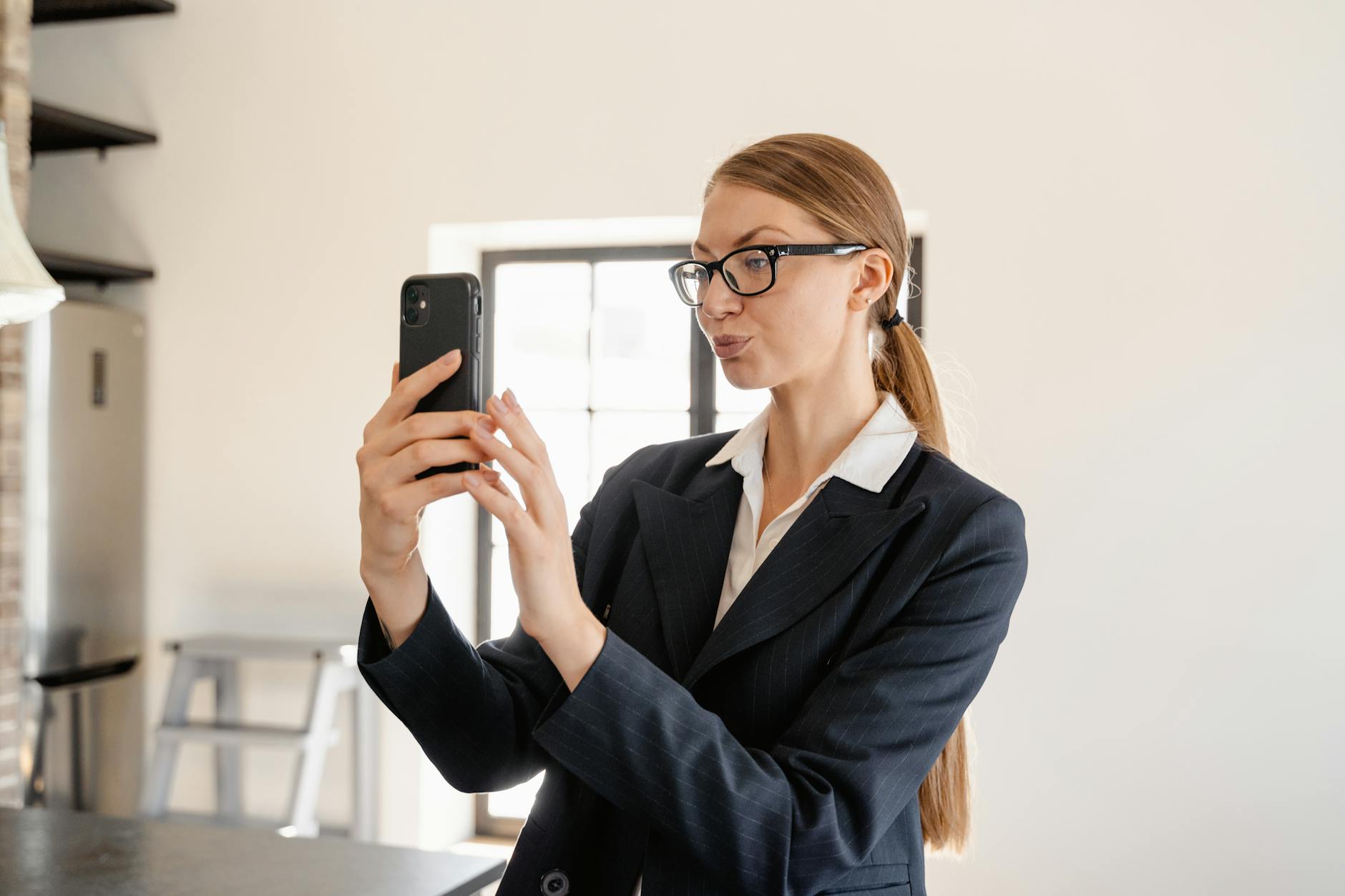 Sales reps receiving mobile alerts