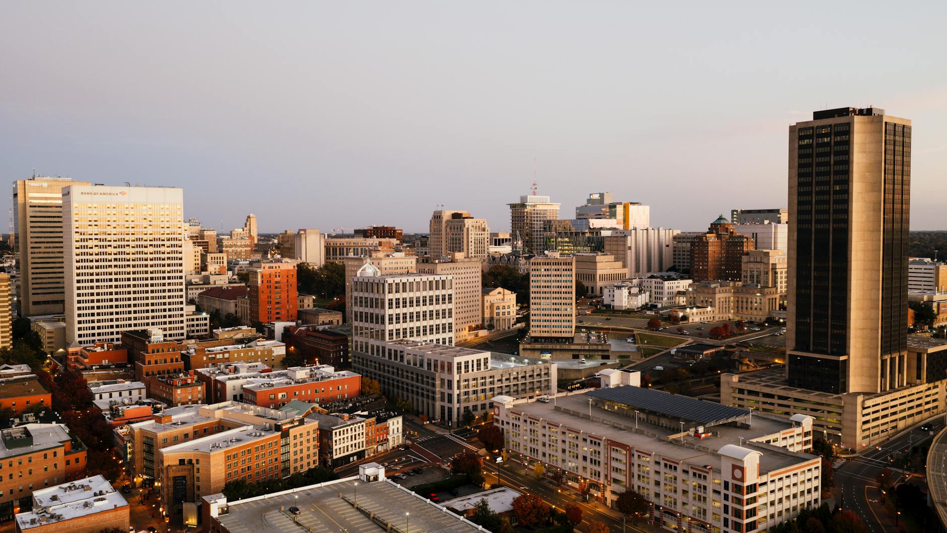 Memphis skyline with business professionals discussing sales
