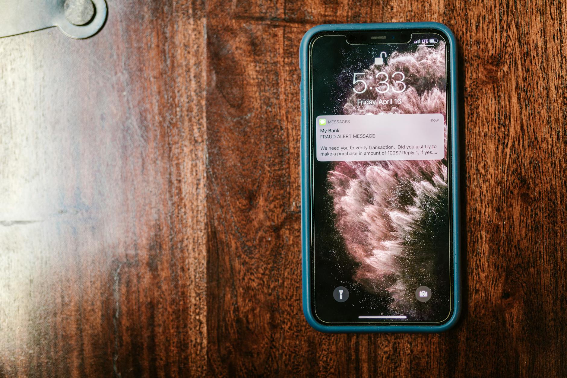 Equipe de vendas recebendo notificações no celular