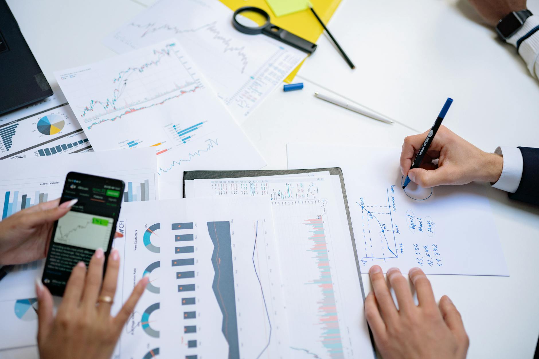 Team de negócios analisando gráficos de vendas no escritório