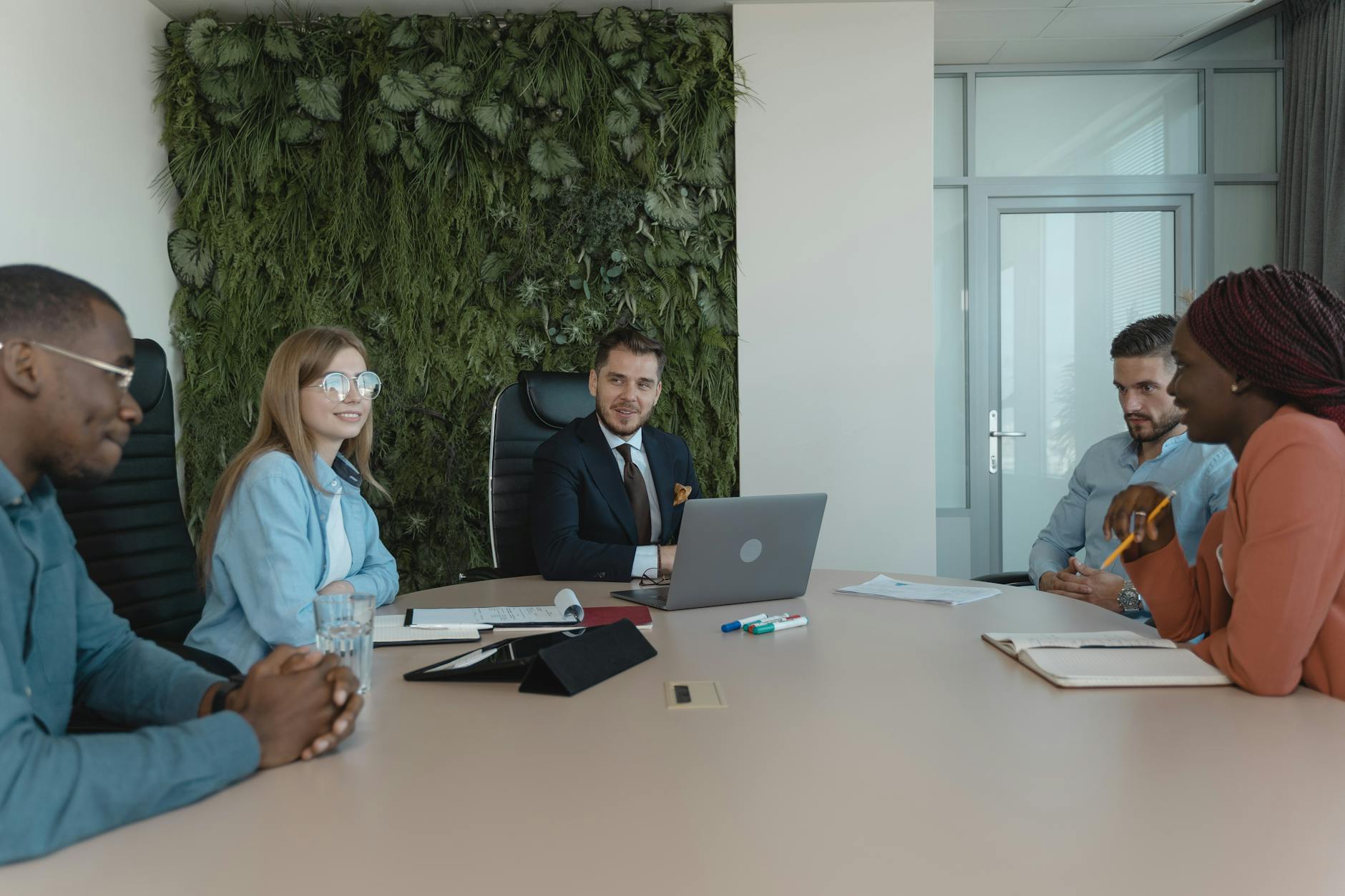 Equipe executiva em reunião analisando impacto da IA