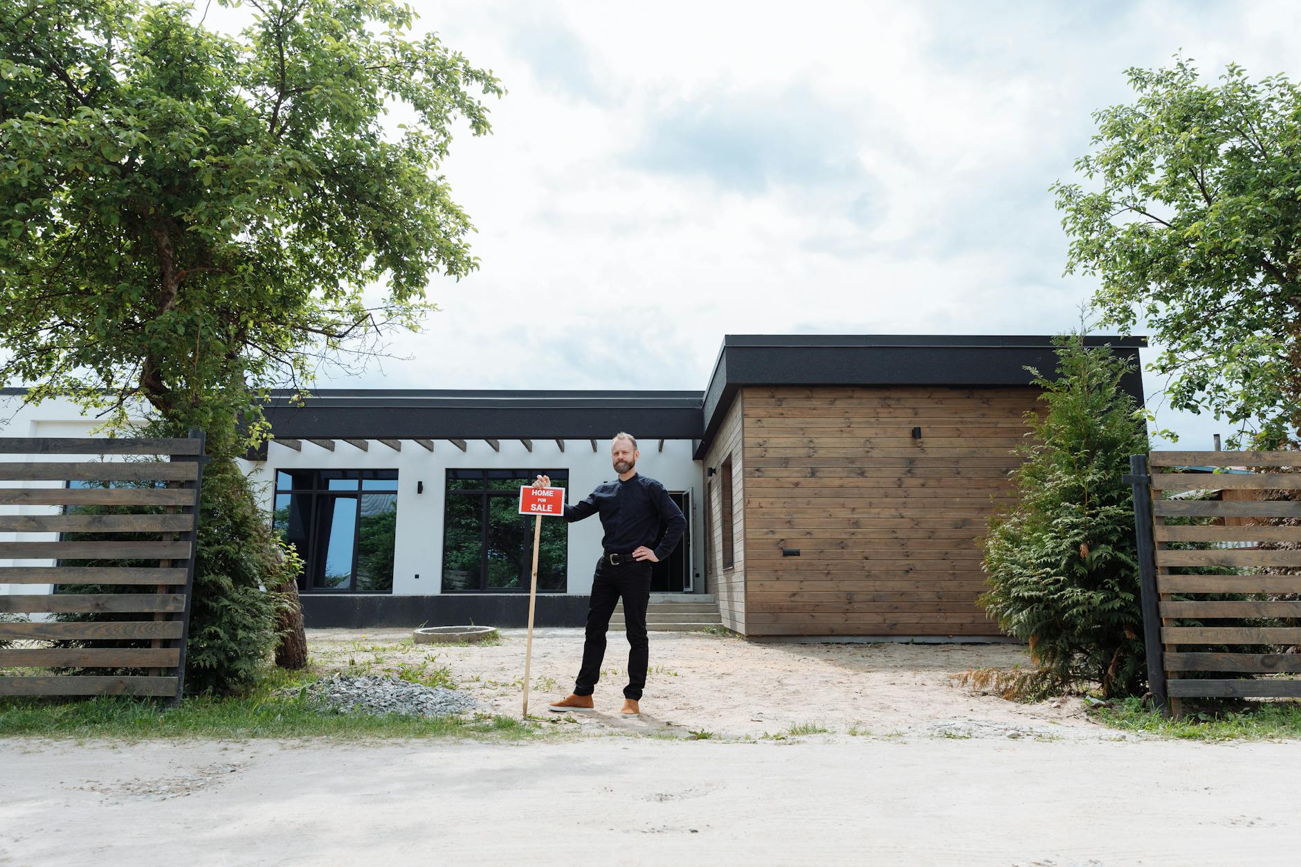 Team de gerenciamento imobiliário em reunião de escritório