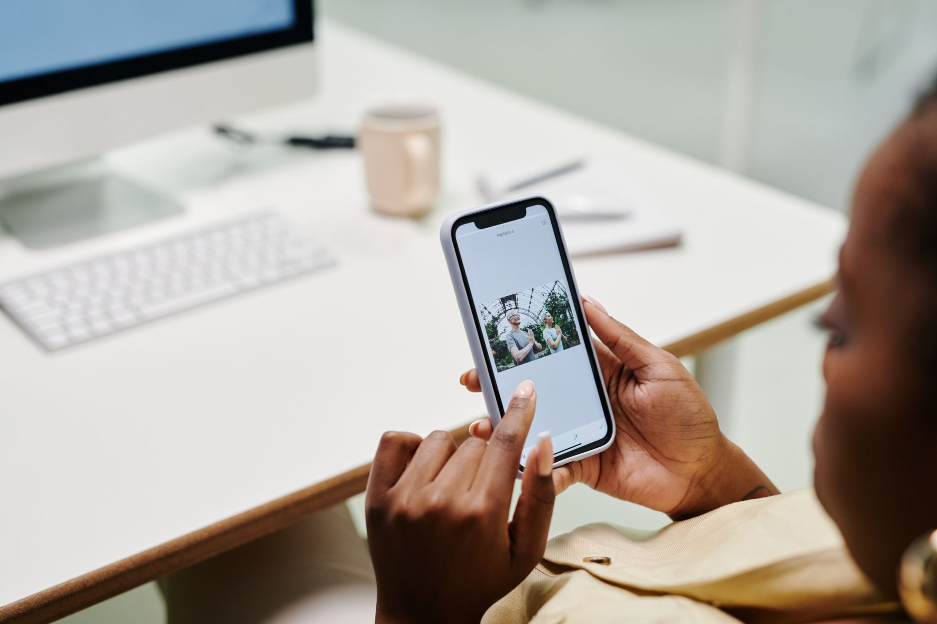 Smartphone exibindo as três principais listagens de empresas locais no Google Maps