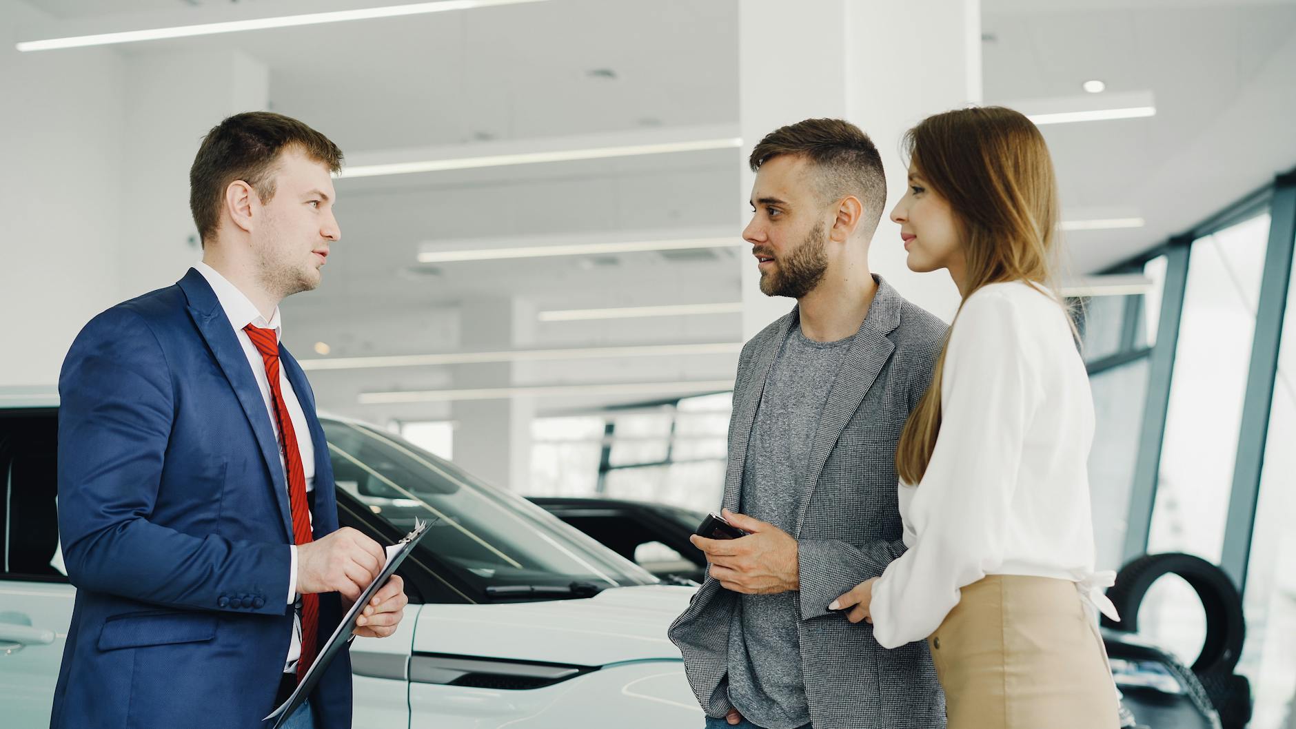Equipe de vendas recebendo alertas em tempo real em dispositivos móveis