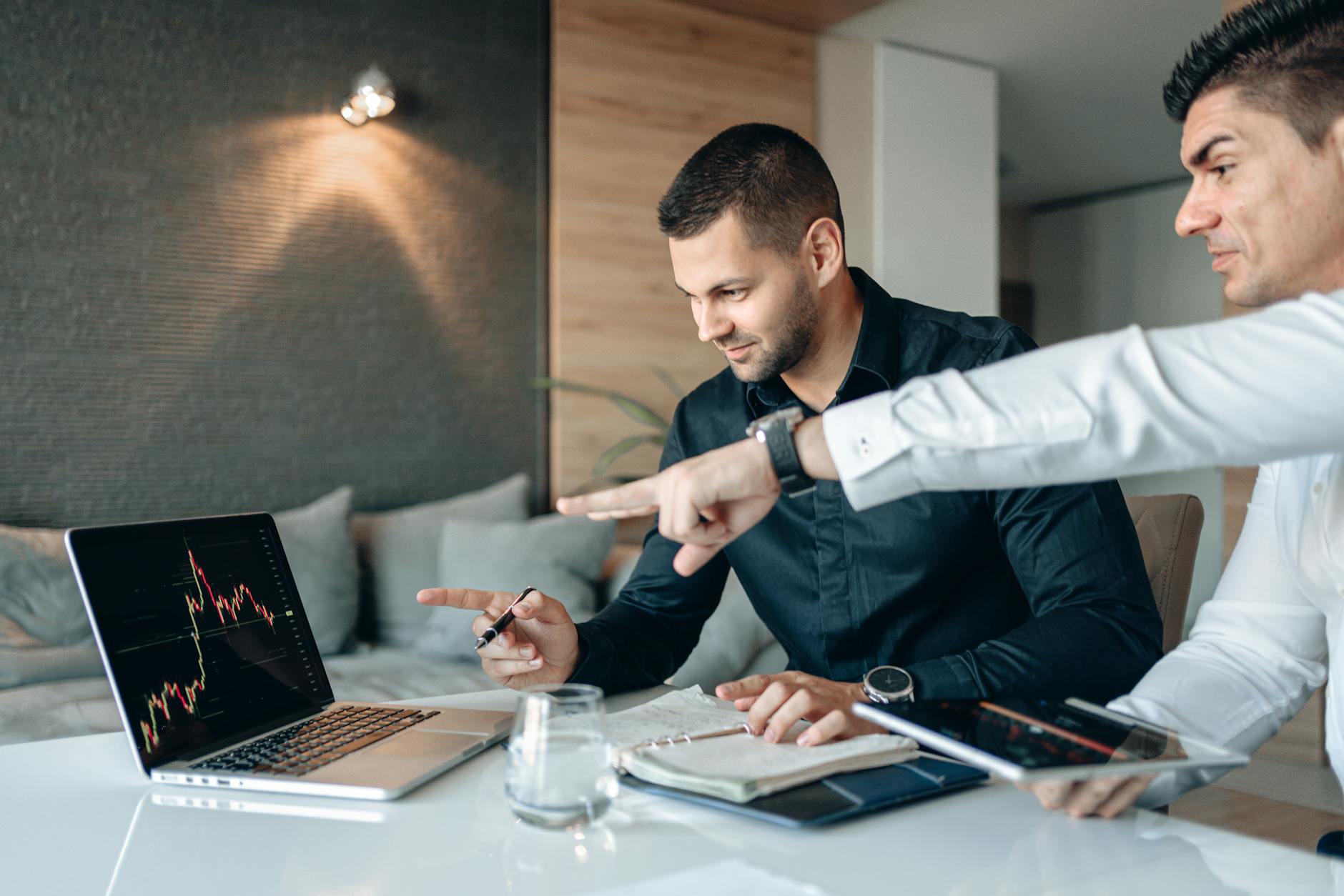 Professionals analyzing data de ventas en oficina moderna
