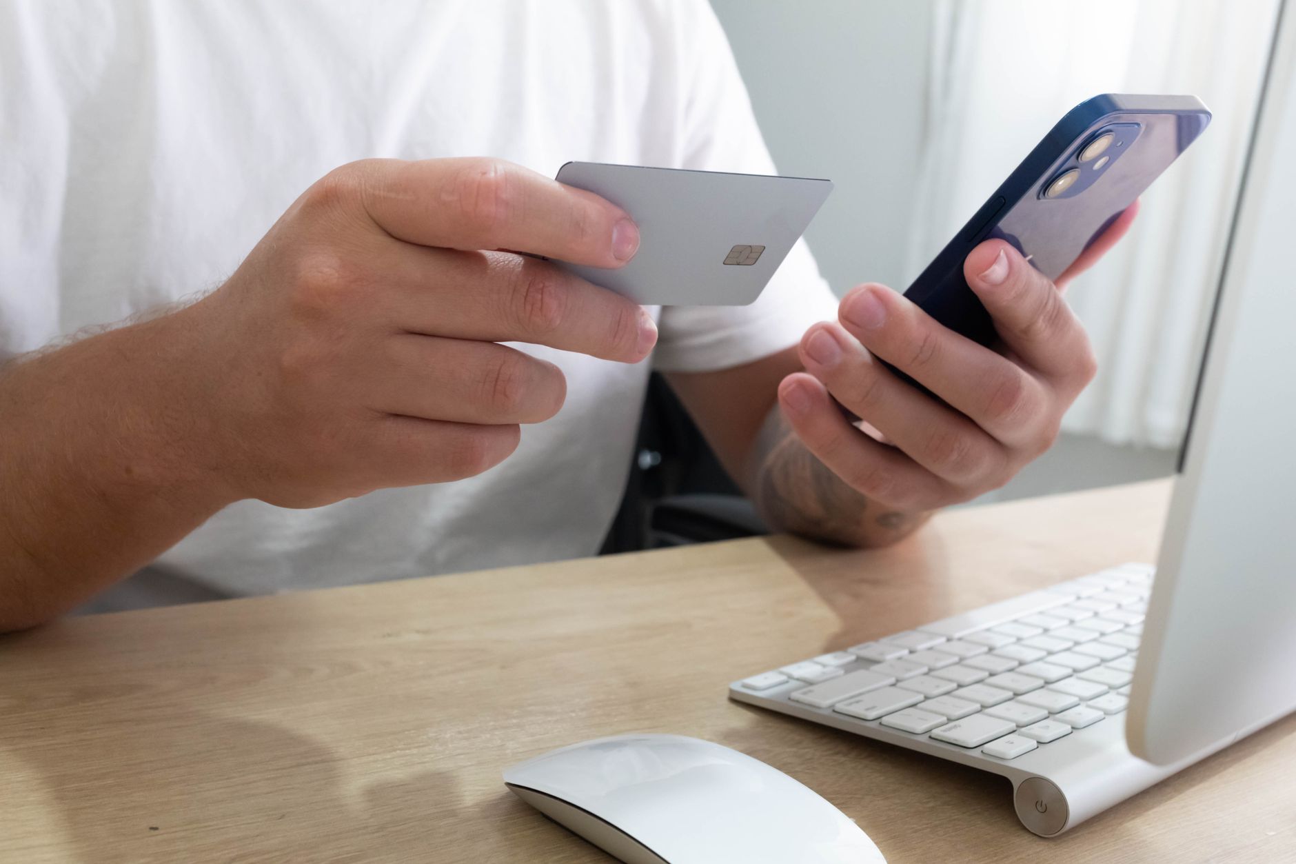 AI sales chatbot assisting customer on e-commerce service page