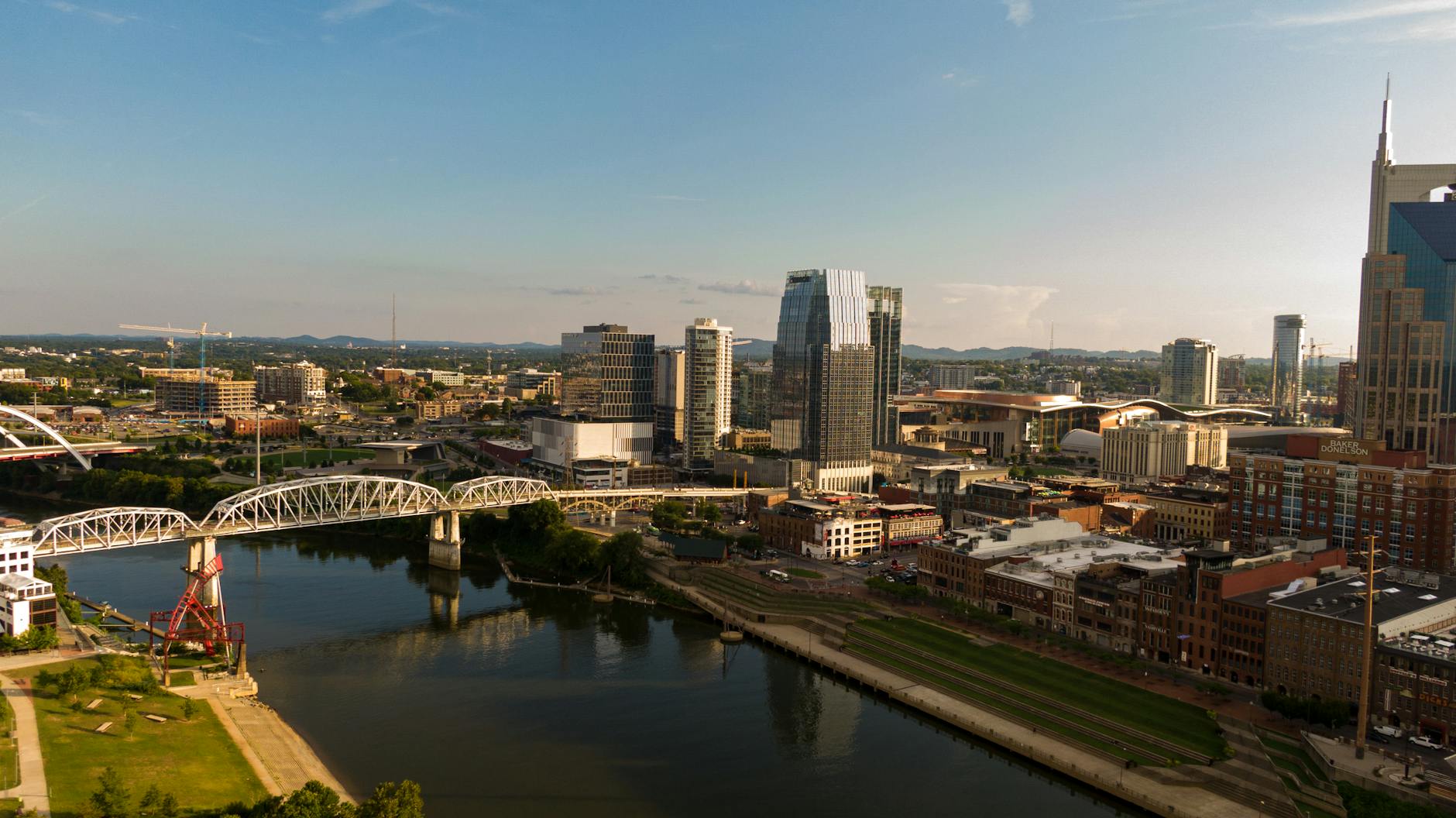 Nashville skyline with business professionals in meeting discussing AI leads