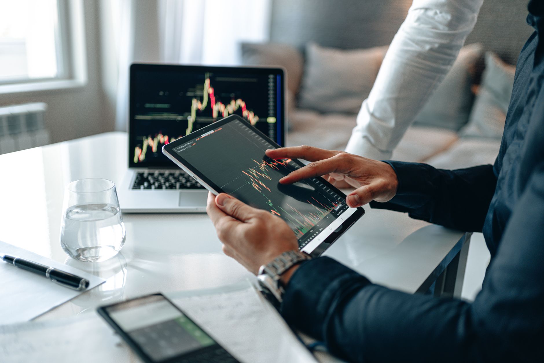 Equipe de vendas analisando dashboard de leads em escritório em Raleigh