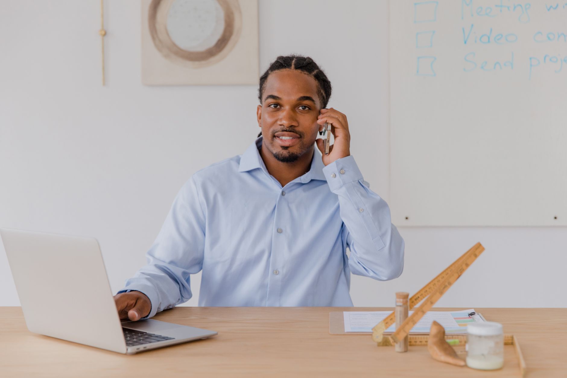 Local business owner using AI analytics platform on laptop | Proprietário de negócio local usando plataforma de análise de IA em laptop