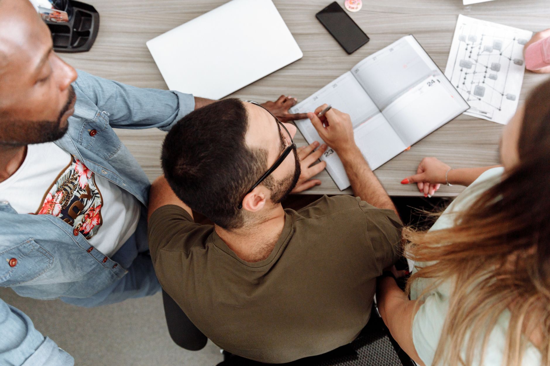 Equipe de agência SEO planejando estratégia