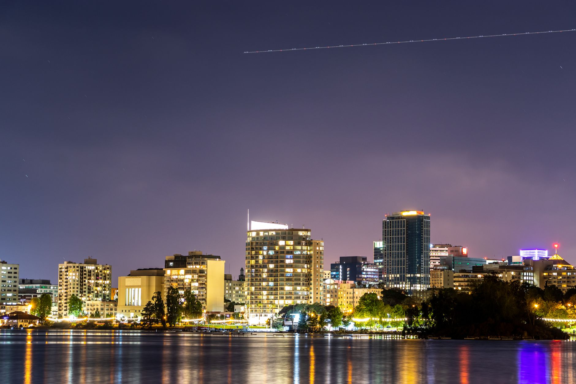 Panorama do distrito empresarial de Oakland com arranha-céus modernos