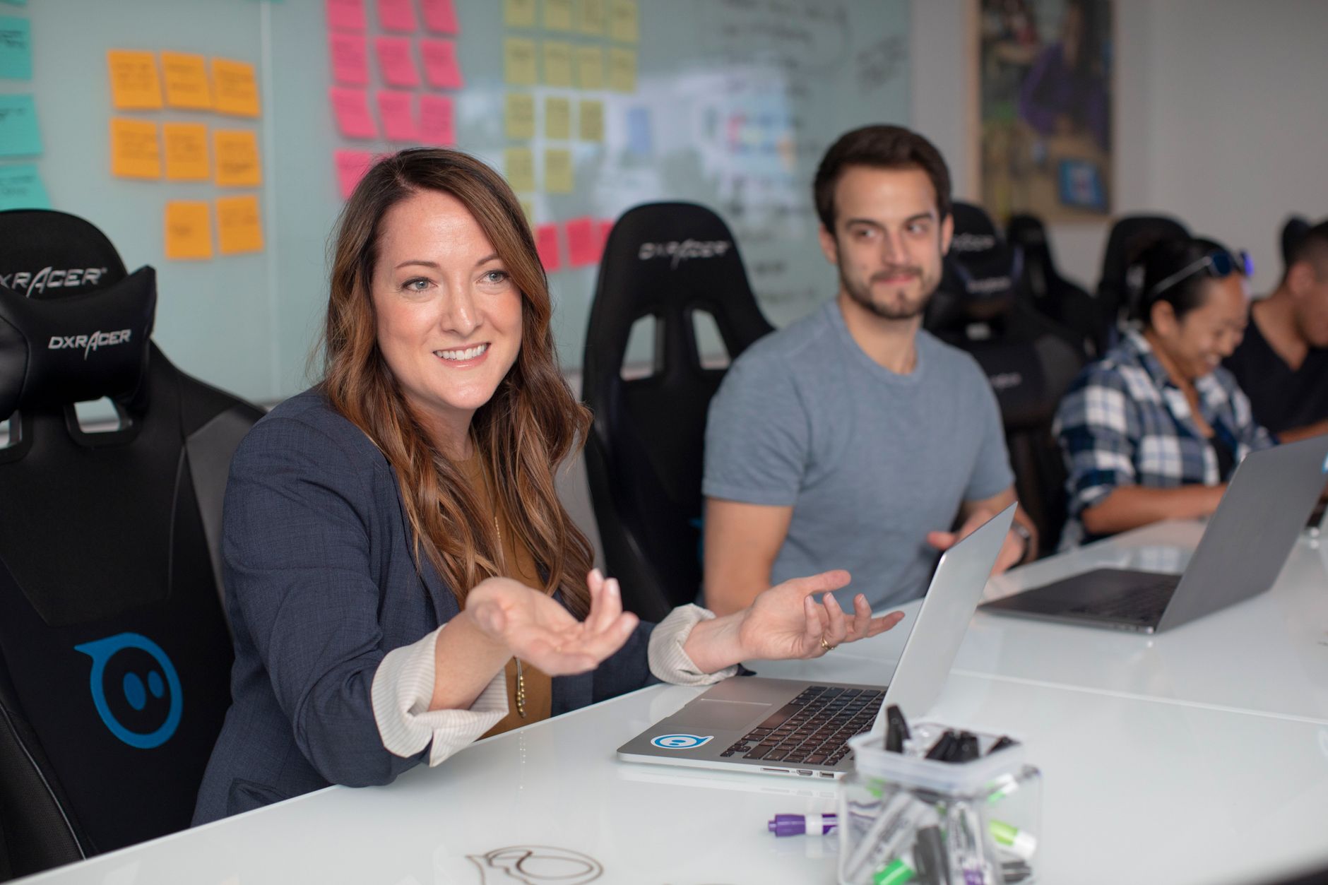 Equipe de startup em Los Angeles revisando painel de desempenho do AI SDR