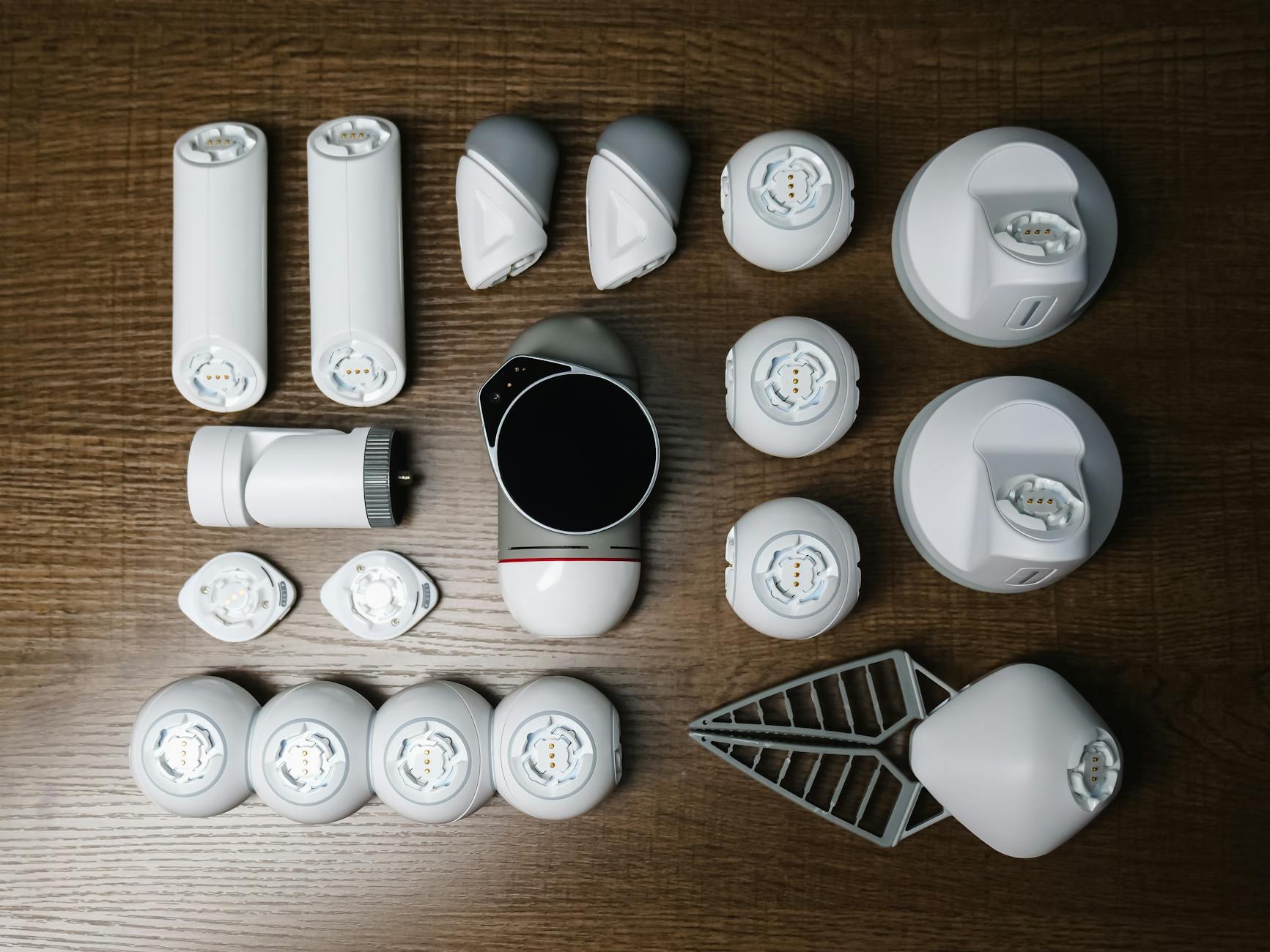 Engenheiro montando dispositivo inteligente de IA para casa