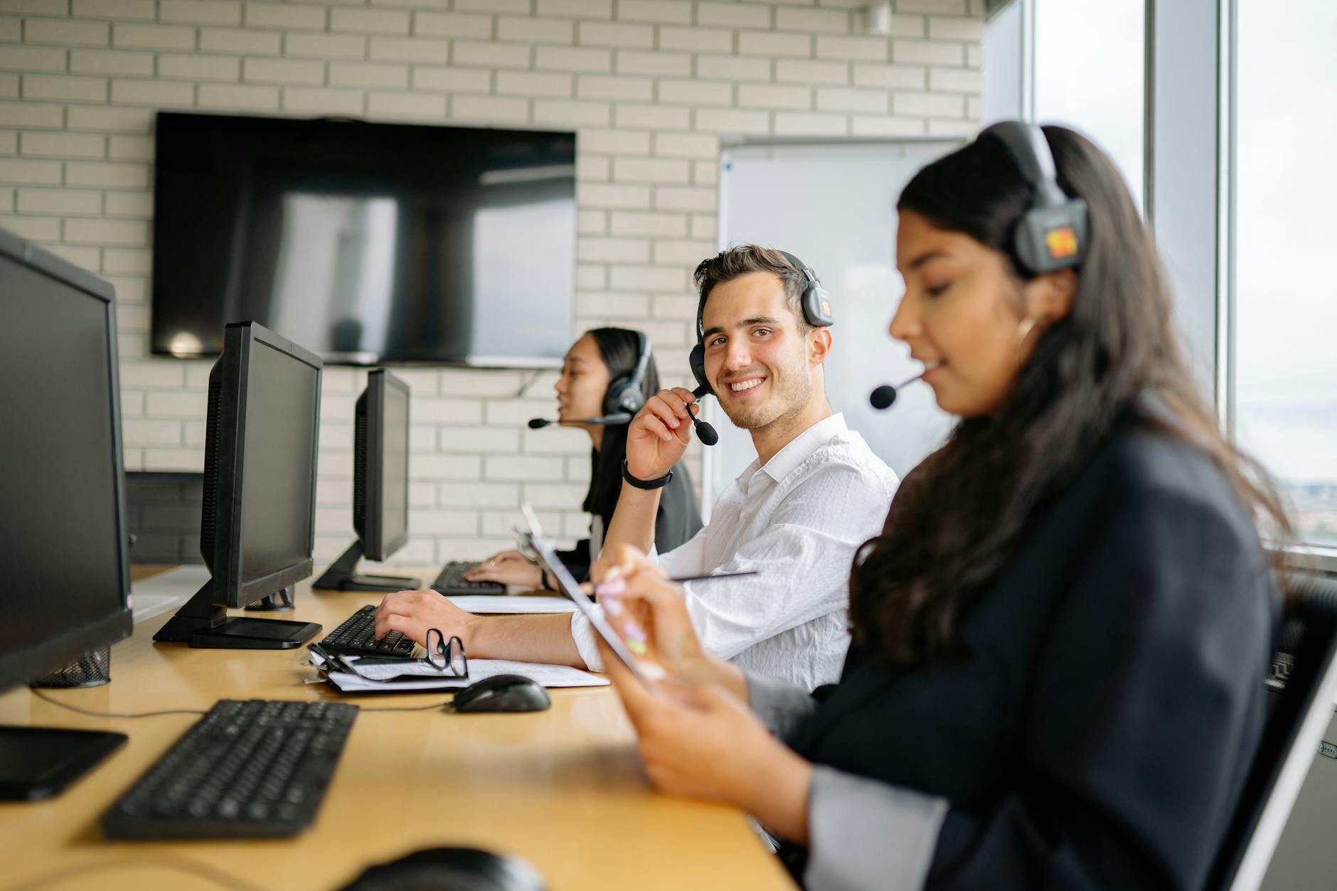 Equipe de vendas em escritório de Nova York analisando pontuações de leads AI