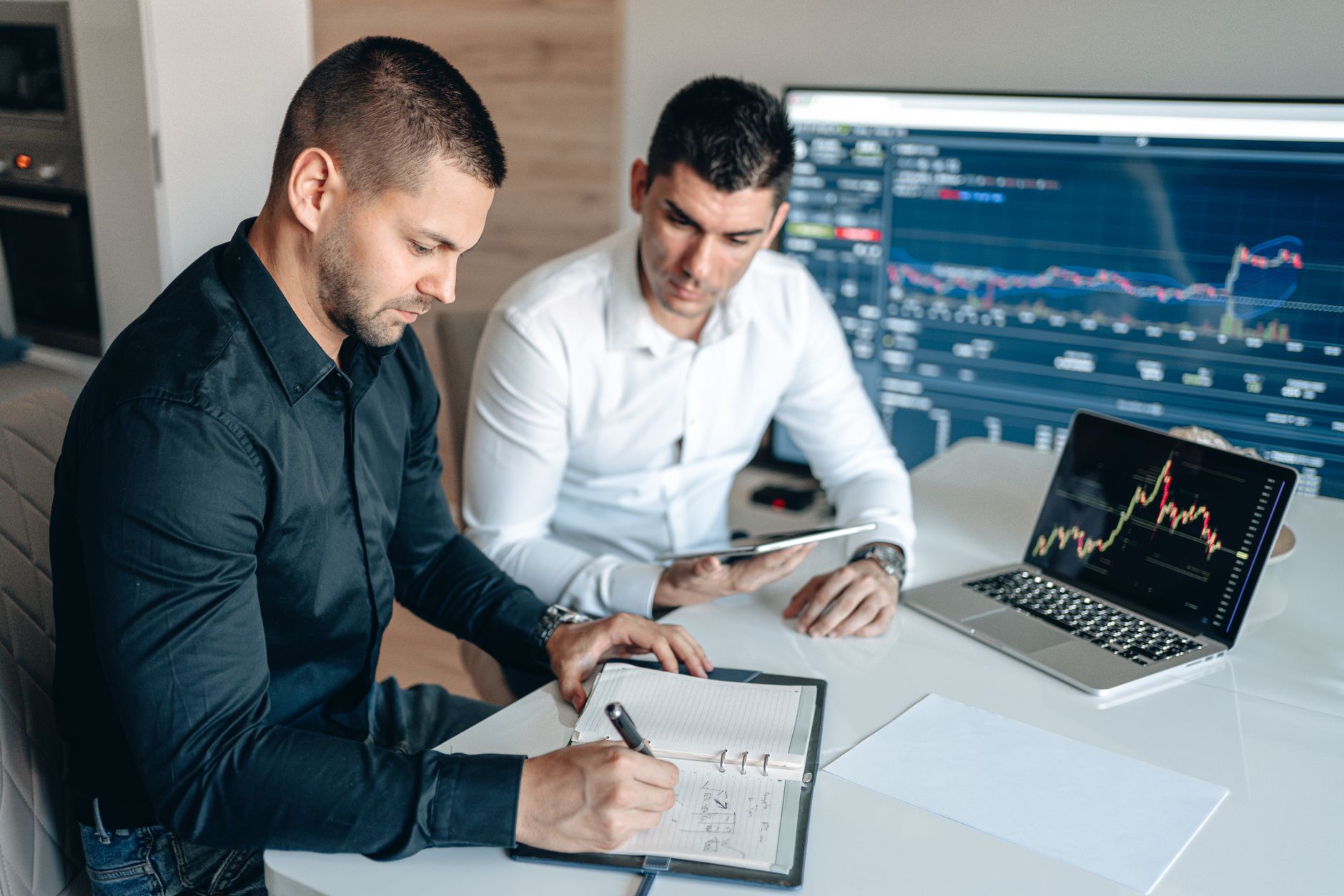 Charlotte sales team analyzing real-time lead scoring dashboard