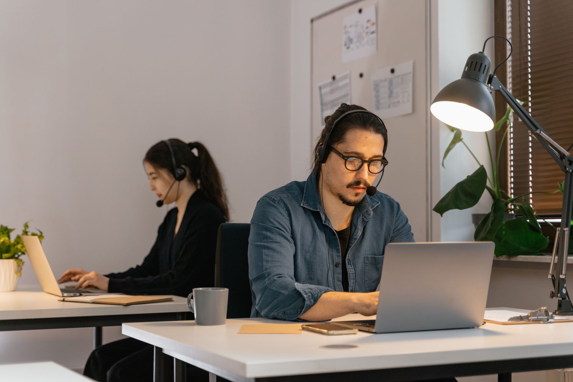 Equipe de suporte de pequena empresa usando painel de CRM