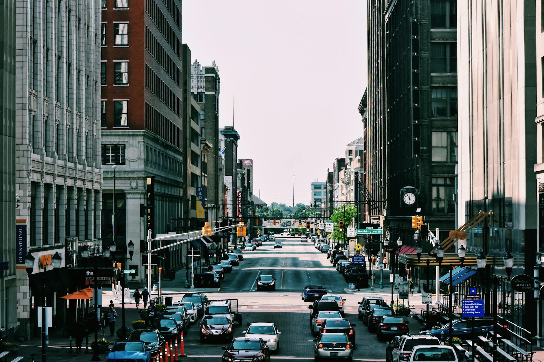 Tráfico concurrido en distrito comercial de Los Ángeles