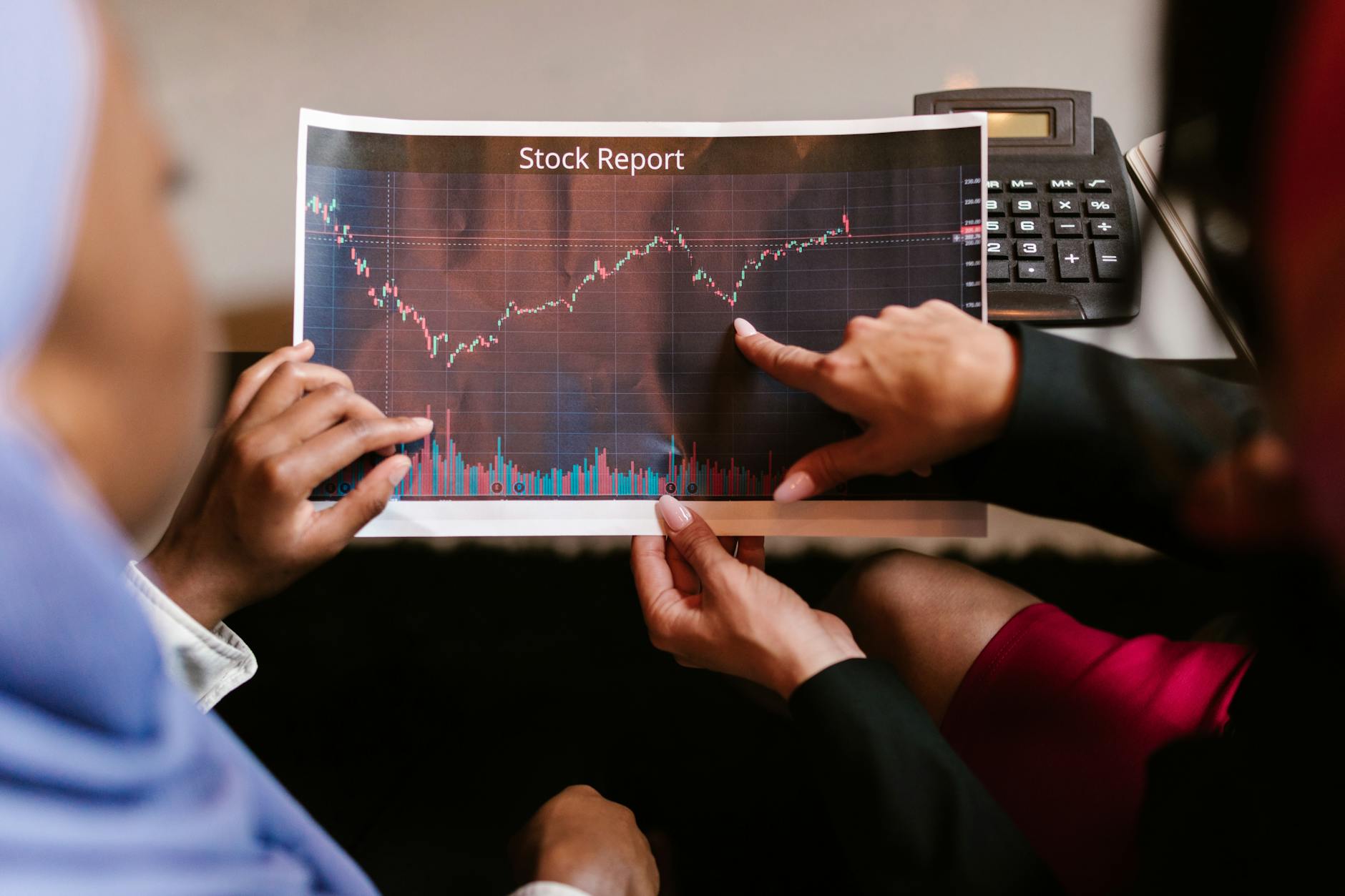 Ejecutivos analizando gráficos de acciones en oficina