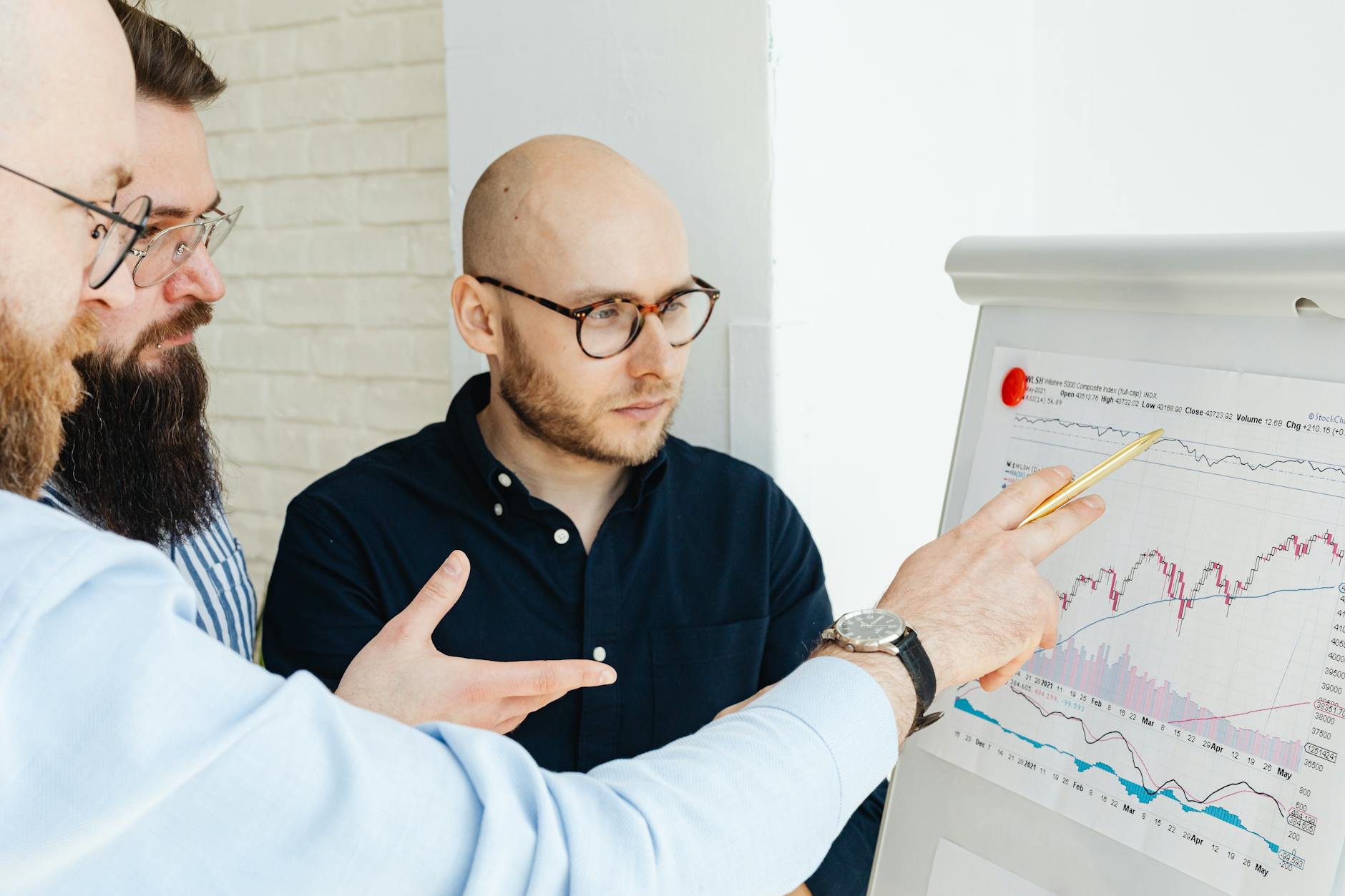 Sales team reviewing dashboard de pontuação de leads por IA