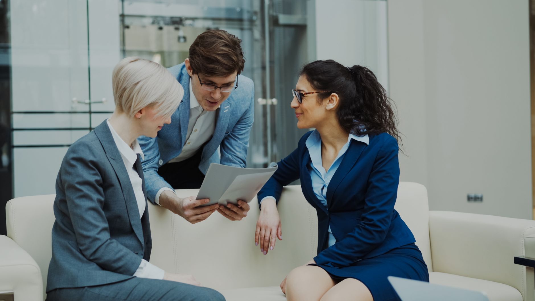Equipe de vendas empresariais discutindo estratégias de IA em Louisville