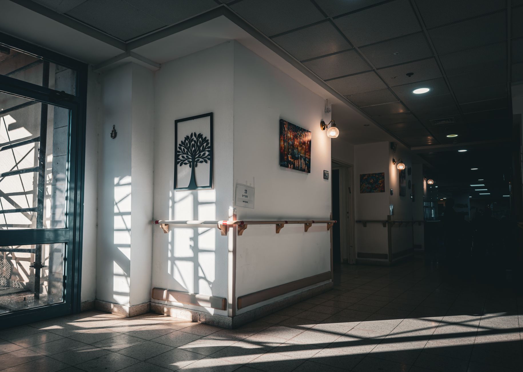 Corredor de hospital moderno em North Dakota